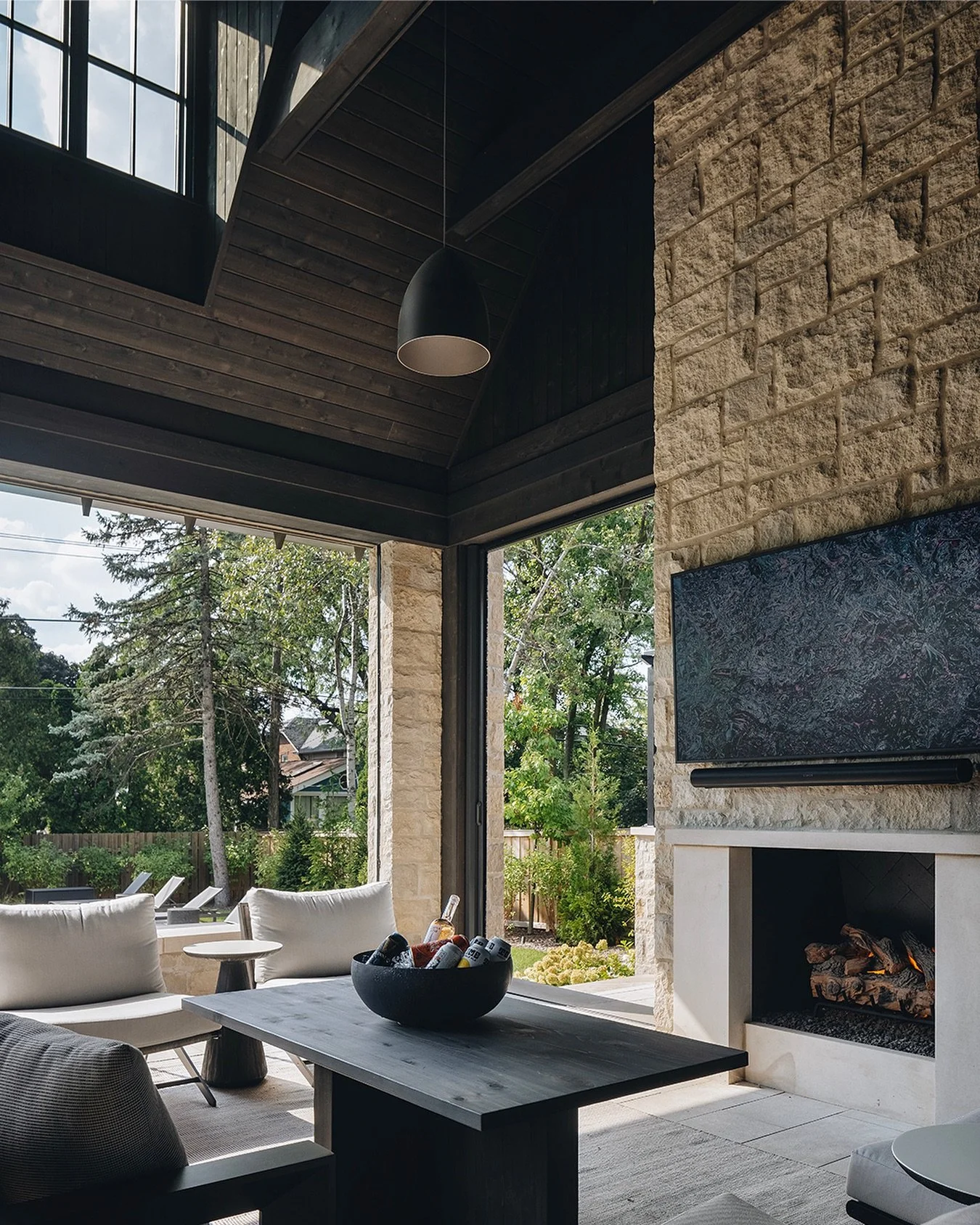 The warmth of cedar paired with a blend of Birchwood and Shadow Grey stone make this an outdoor living space you&rsquo;ll never want to leave.

/ Blend of Birchwood + Shadow Grey MCV

Architect: @momentdesign_architecture
Designer: @amystormandco
Bui