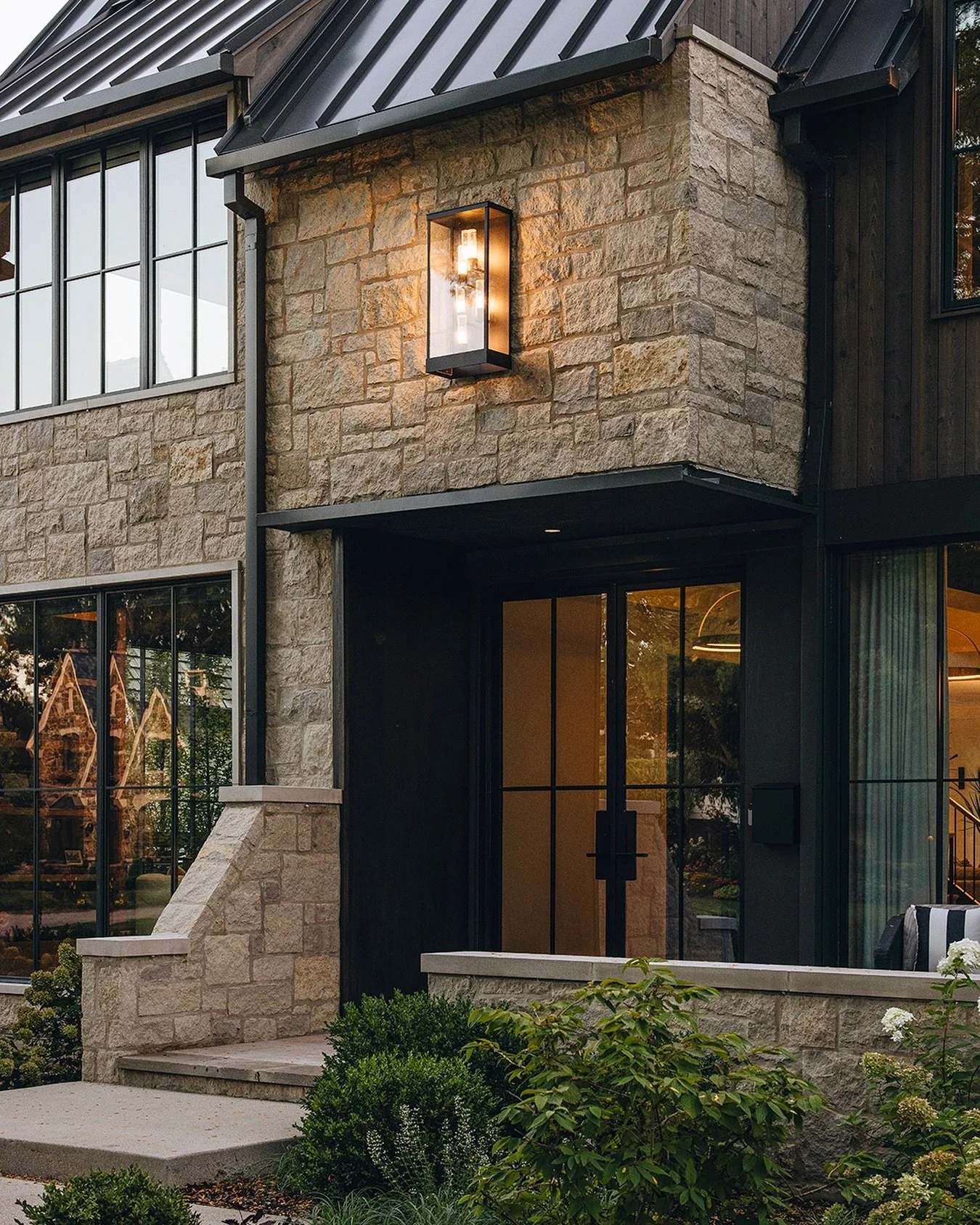 For a beautiful range of color, this home features a blend of Birchwood and Shadow Grey stone veneer paired with steel panels and dark cedar.

/ Blend of Birchwood + Shadow Grey Stone Veneer

Architect: @momentdesign_architecture
Designer: @amystorma