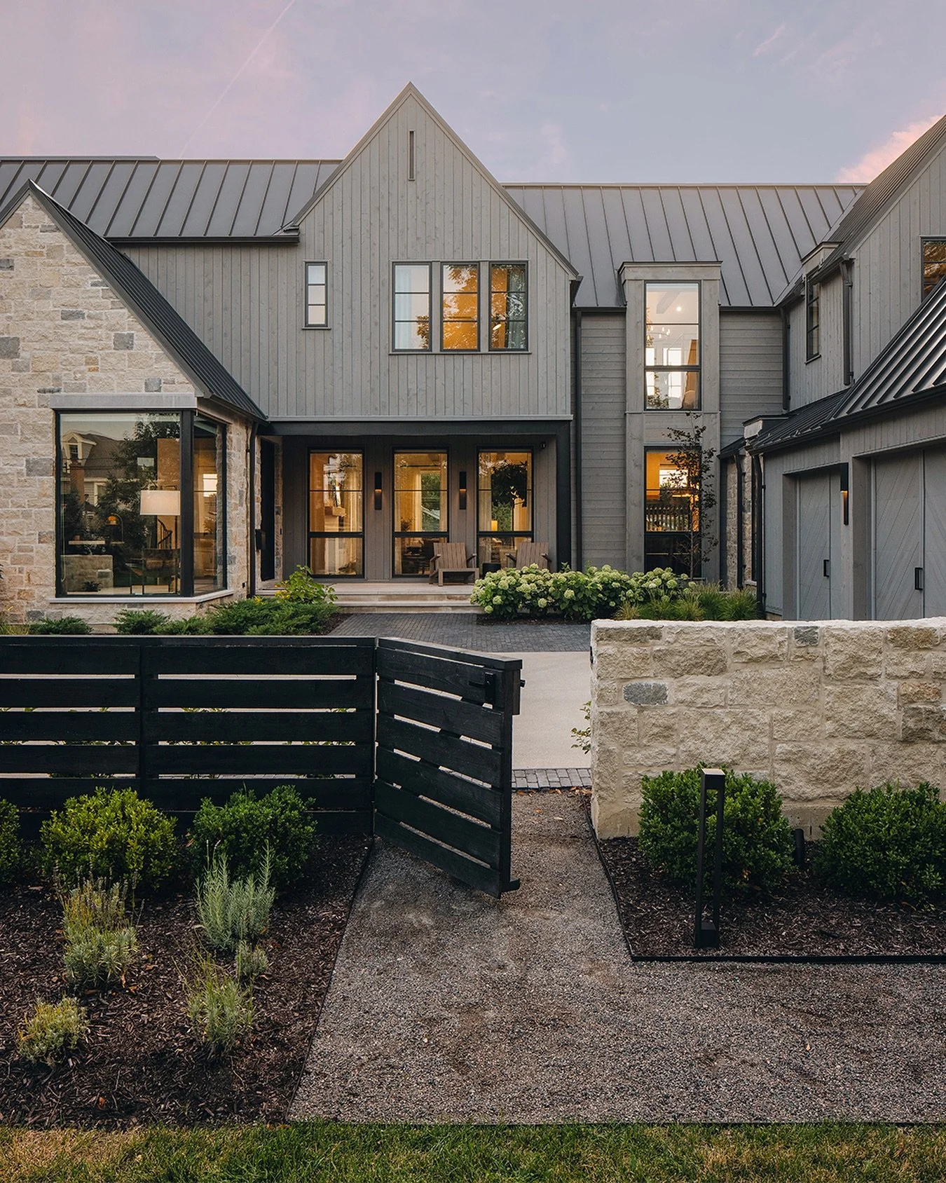 A charming entrance to this beautifully designed home. We love the blend of natural materials paired with our Calcaire Blend stone.

/ Calcaire Blend Stone Veneer

Architect: @momentdesign_architecture
Designer: @leclairdecor
Builder: @tartanbuilders