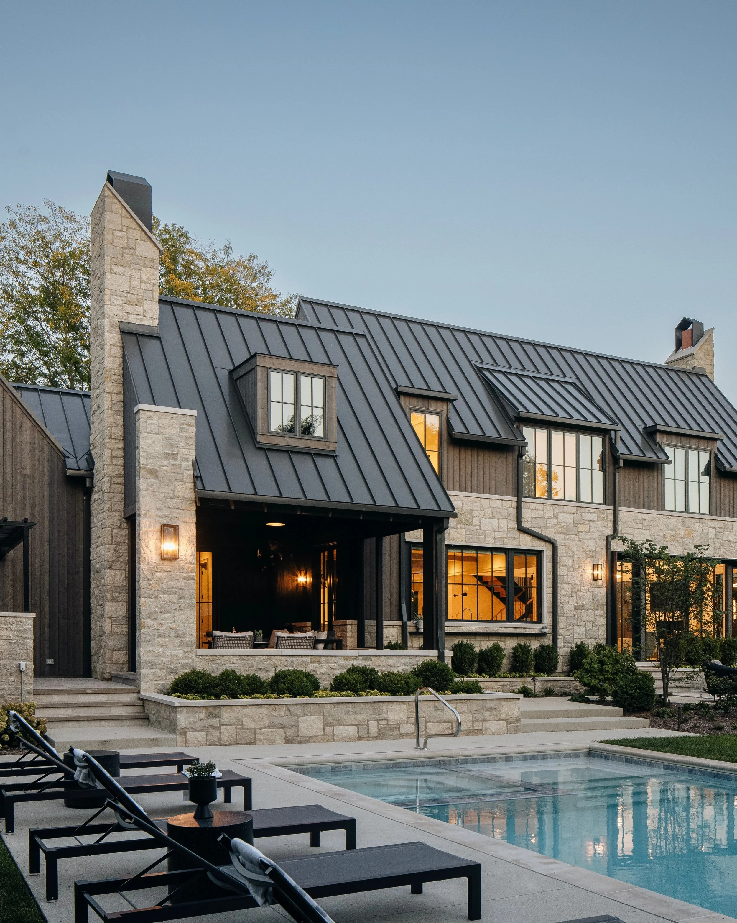 Happy Fourth of July weekend! Heads up that we&rsquo;re closed today to kick off the celebration.

/ Blend of Birchwood + Shadow Grey Stone Veneer

Architect: @momentdesign_architecture
Designer: @amystormandco
Builder: @tartanbuilders
Photo: @stoffe