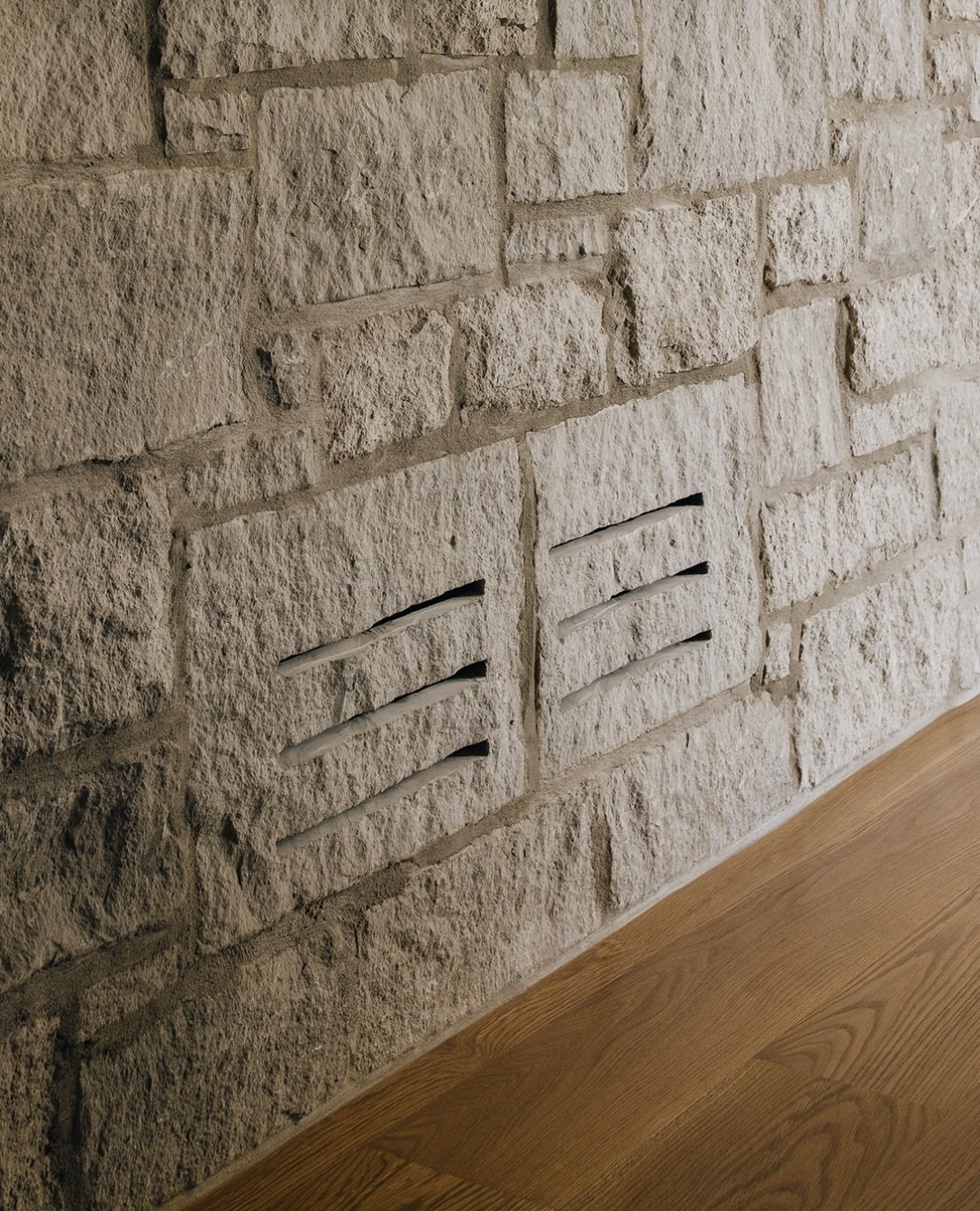 Strong attention to detail with this seamless dining room return vent fabricated on site by the mason.

/ Blend of Birchwood + Shadow Grey Stone Veneer

Architect: @momentdesign_architecture
Designer: @amystormandco
Builder: @tartanbuilders
Photo: @s