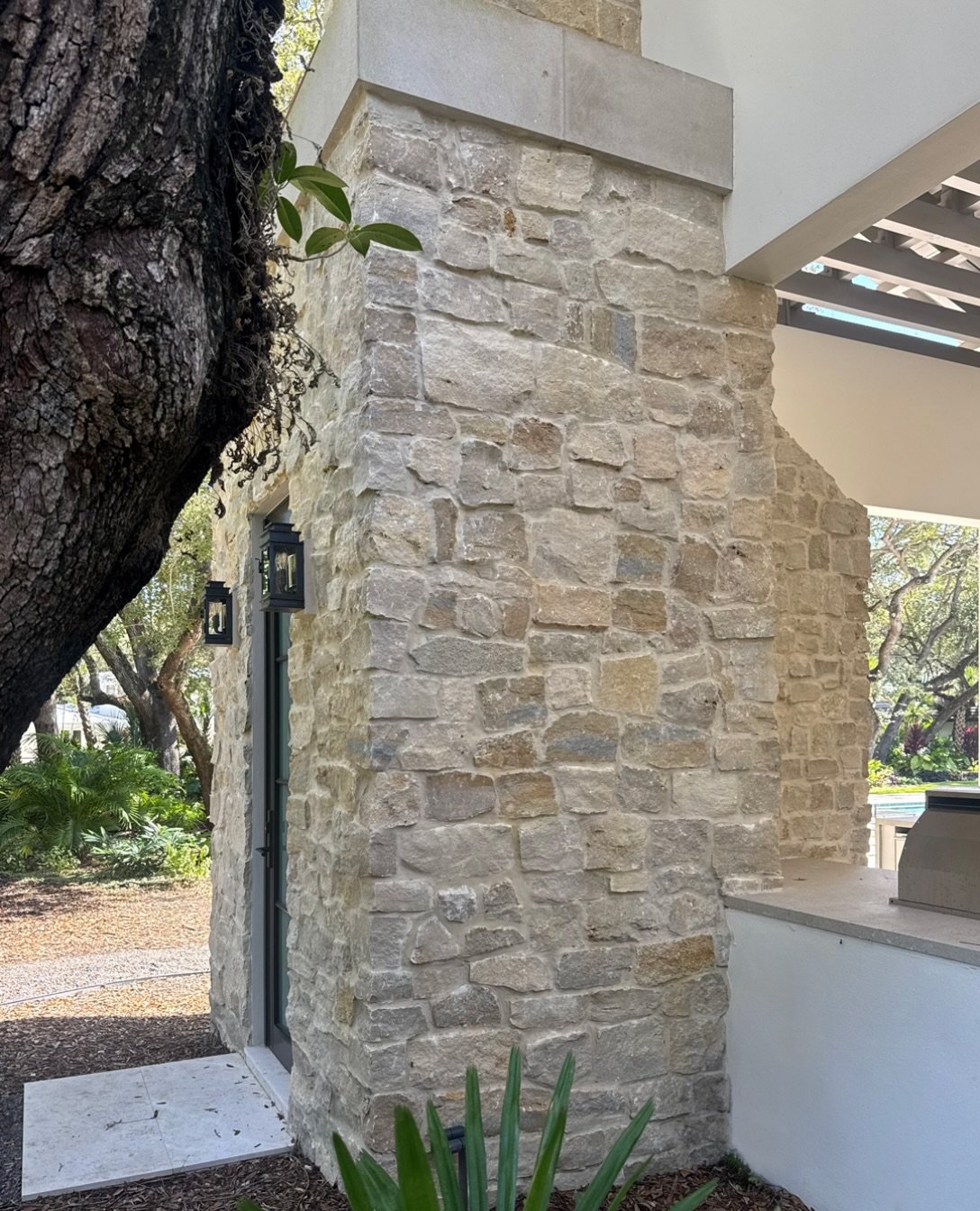 Texture and character shine in this coastal outdoor kitchen space with our Tulane stone veneer.

/ Tulane Natural Stone Veneer

Builder: @dorlomconstruction

&bull; &bull; &bull;

#stoneveneer #tulanestone #coastalhome #naturalstone #masonmadestone