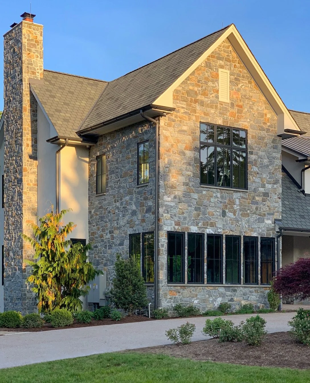 The sunset is doing it&rsquo;s thing to highlight the beautiful color range of our Carrswold Granite stone veneer. Need a sample? Order online at masonmadestone.com

/ Carrswold Granite Stone Veneer

&bull; &bull; &bull;

#carrswoldgranite #granitest