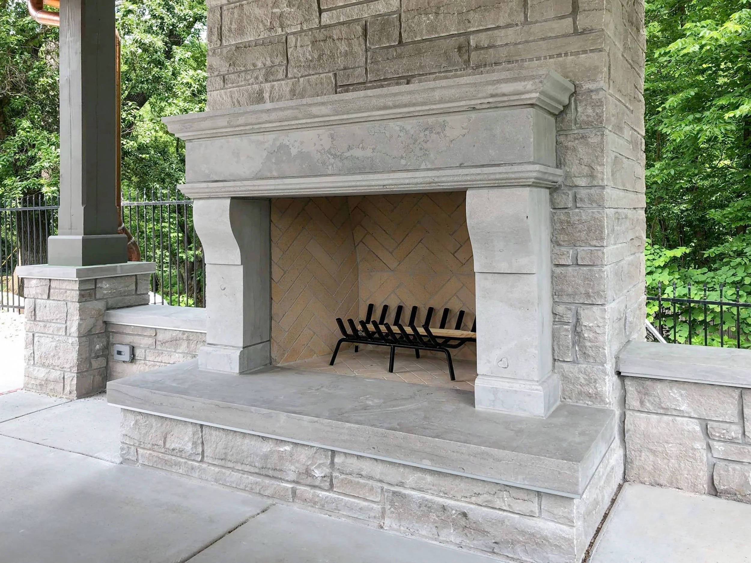 Pierreux Cross-Cut Surround + Vein-Cut Veneer