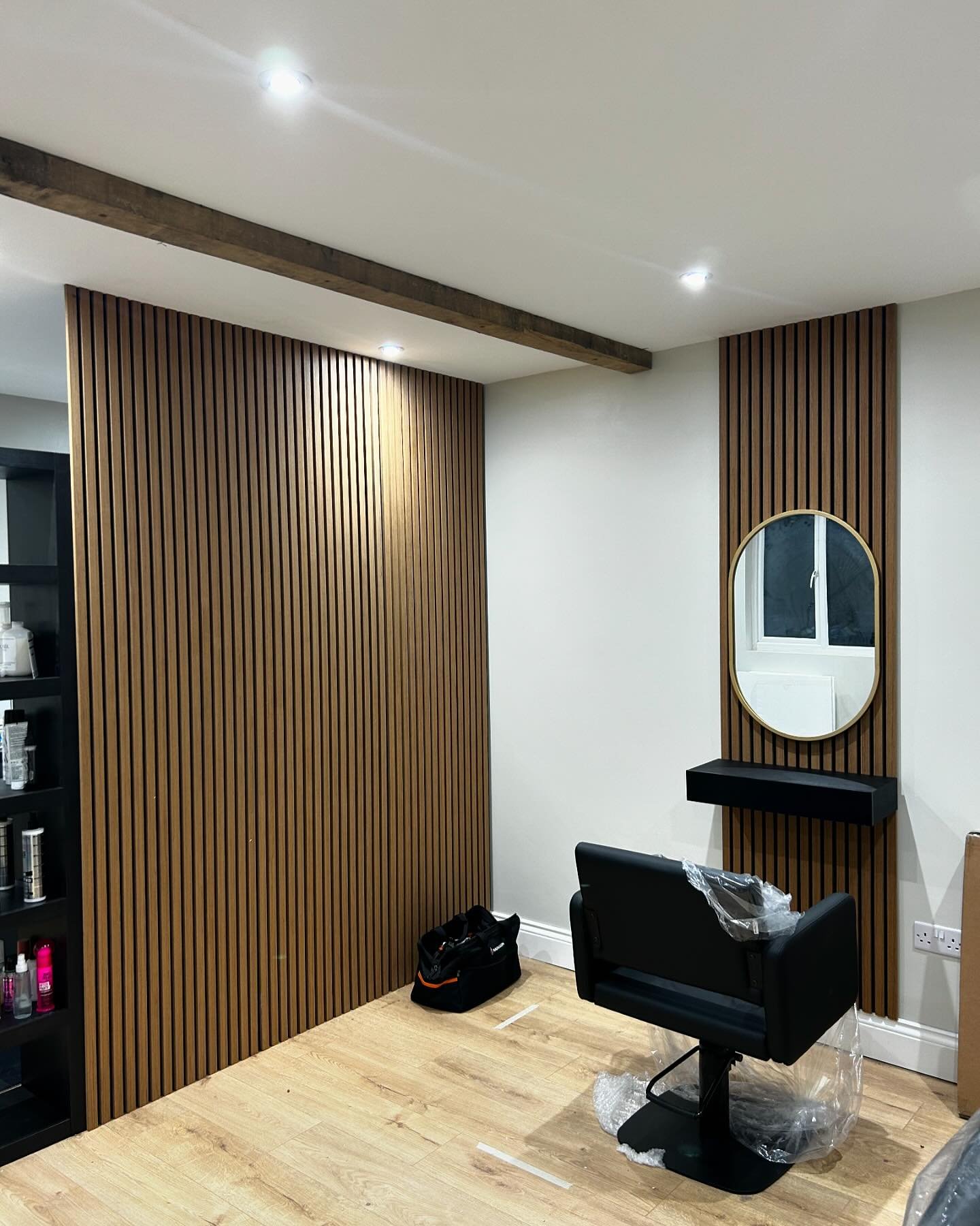 Salon fit out for @hollyrees_hair completed earlier this month 

Fit out included some internal walls, acupanel installation with mirrors and shelves and some vinyl square tile flooring 

#smallbusiness #transformation #carpentry #dewalt #makita #mil