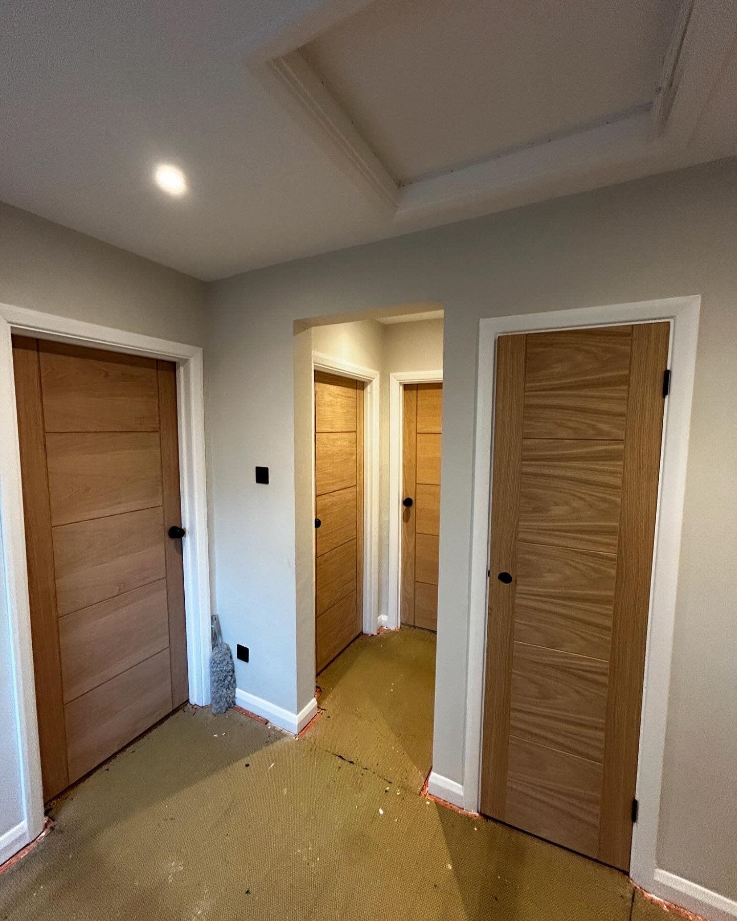 12 oak doors replaced for a customer, really adding the finishing touches to this property 

#dewalt #howdens #newdoors #paslode #makita #housetransformation #sussexbuilders #sussexcarpenters #doorreplacement #oakdoors