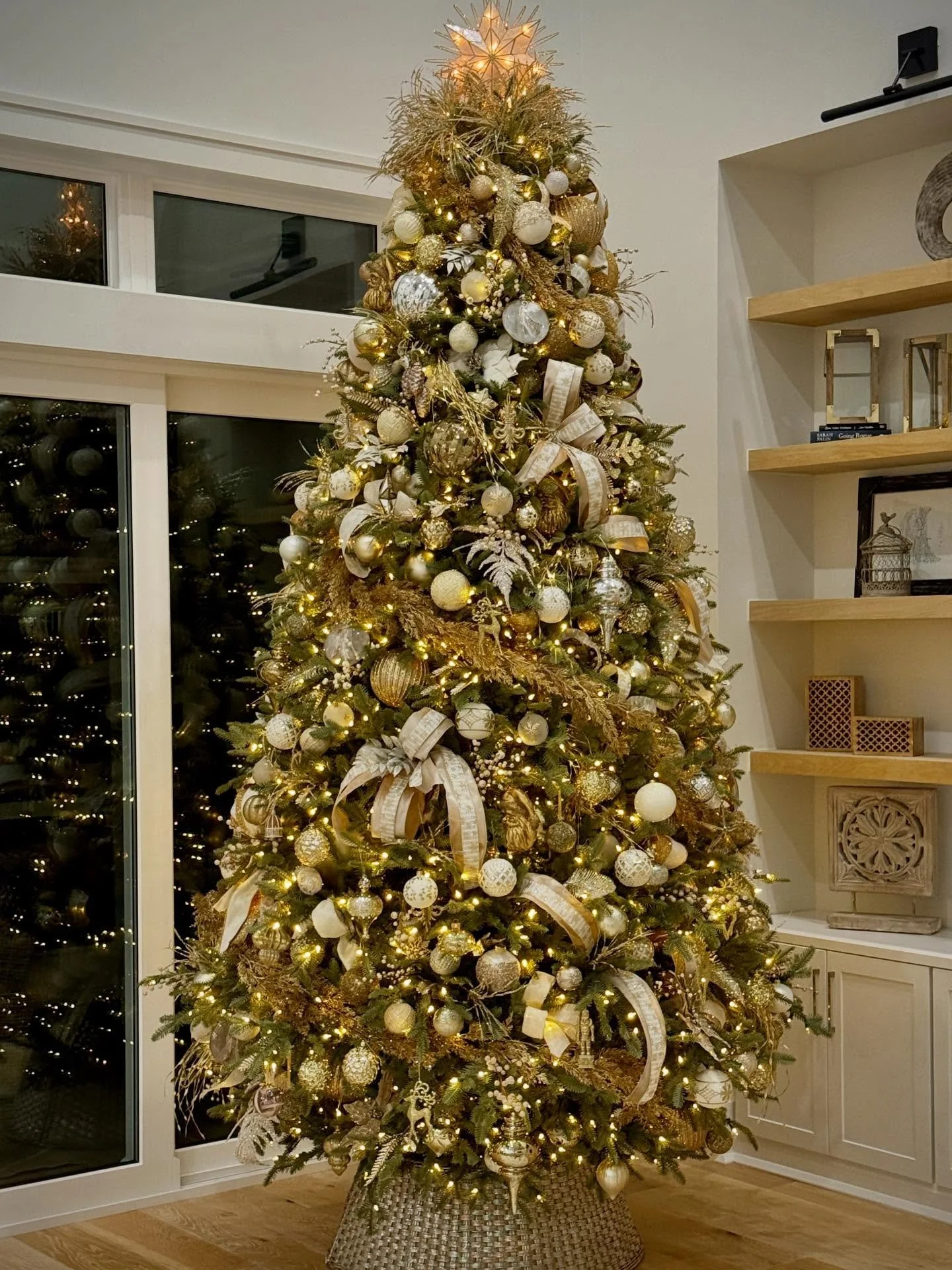 This Wilmington Island tree blends rich metallics, layered textures, and warm light to create a refined yet inviting centerpiece

Because your home deserves a holiday design as beautiful as the memories made around it 🤍