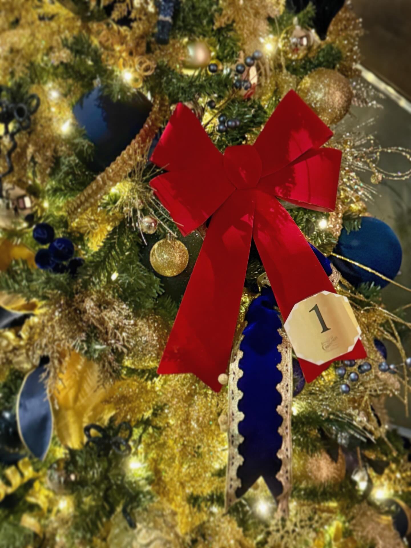 🎄✨ Award-Winning Holiday Design ✨🎄

This navy and gold Christmas tree &mdash; created for @spableusav &mdash; officially took FIRST PLACE at the Festival of Trees, and we&rsquo;re still smiling. 🥇

Elegant details, rich tones, and a bold finishing