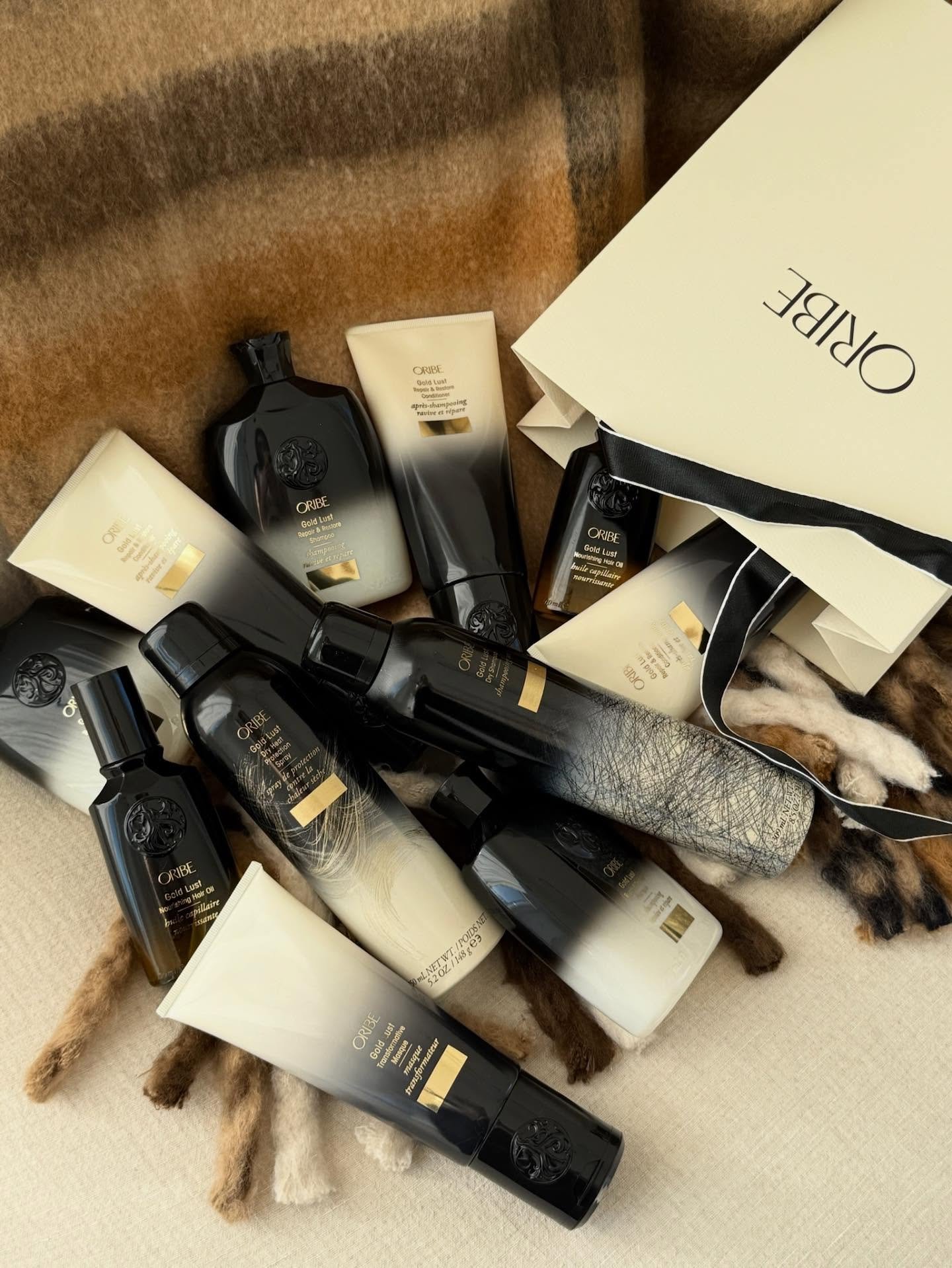 ✨ Oribe Gold Lust &ndash; The Ultimate Luxury Haircare ✨
The fountain of youth for your hair 💛
Oribe&rsquo;s Gold Lust Collection blends healing oils with modern science to repair and restore even the most tired strands.
💫 Star Products:
🖤 Gold Lu