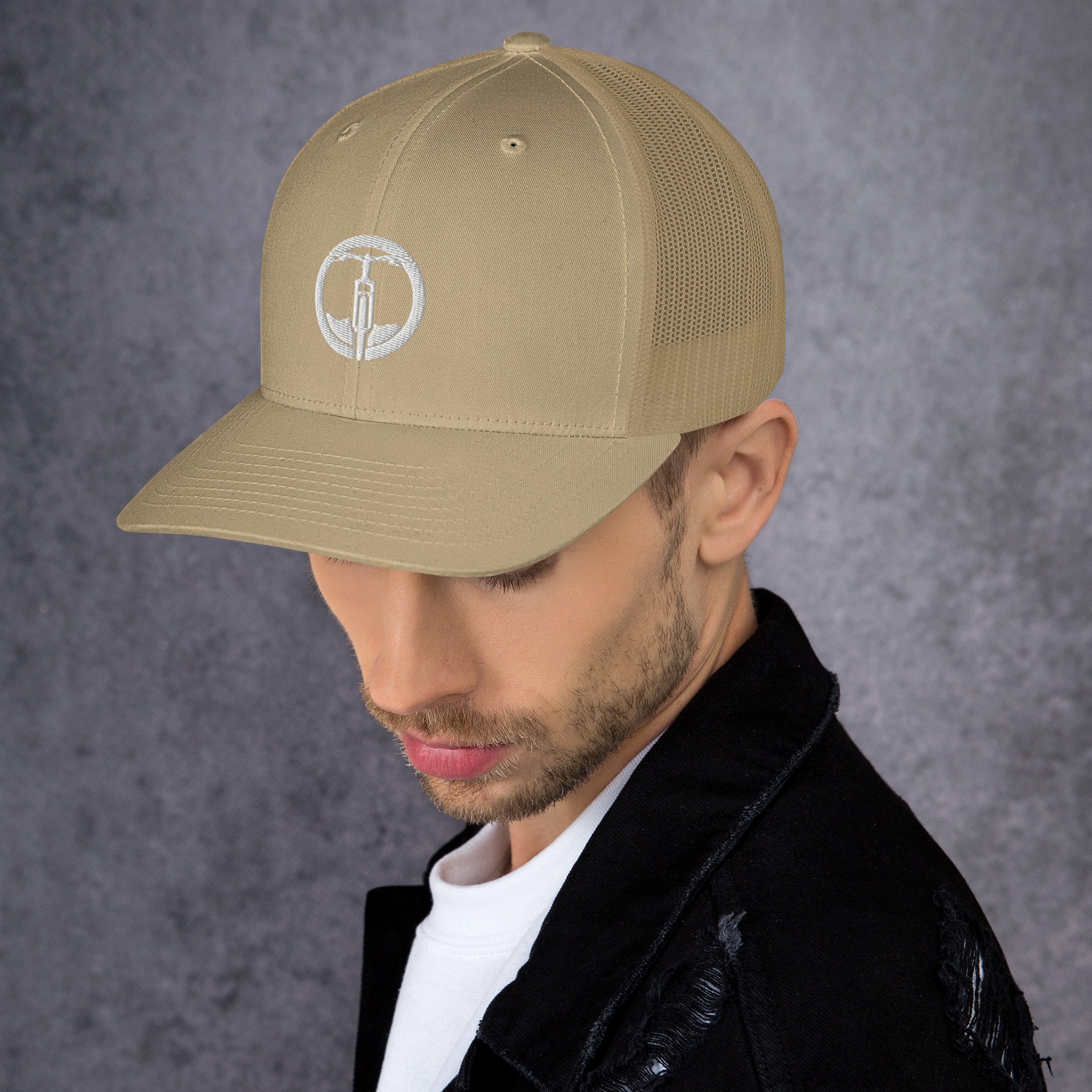 retro-trucker-hat-khaki-left-65d6758045685.jpg