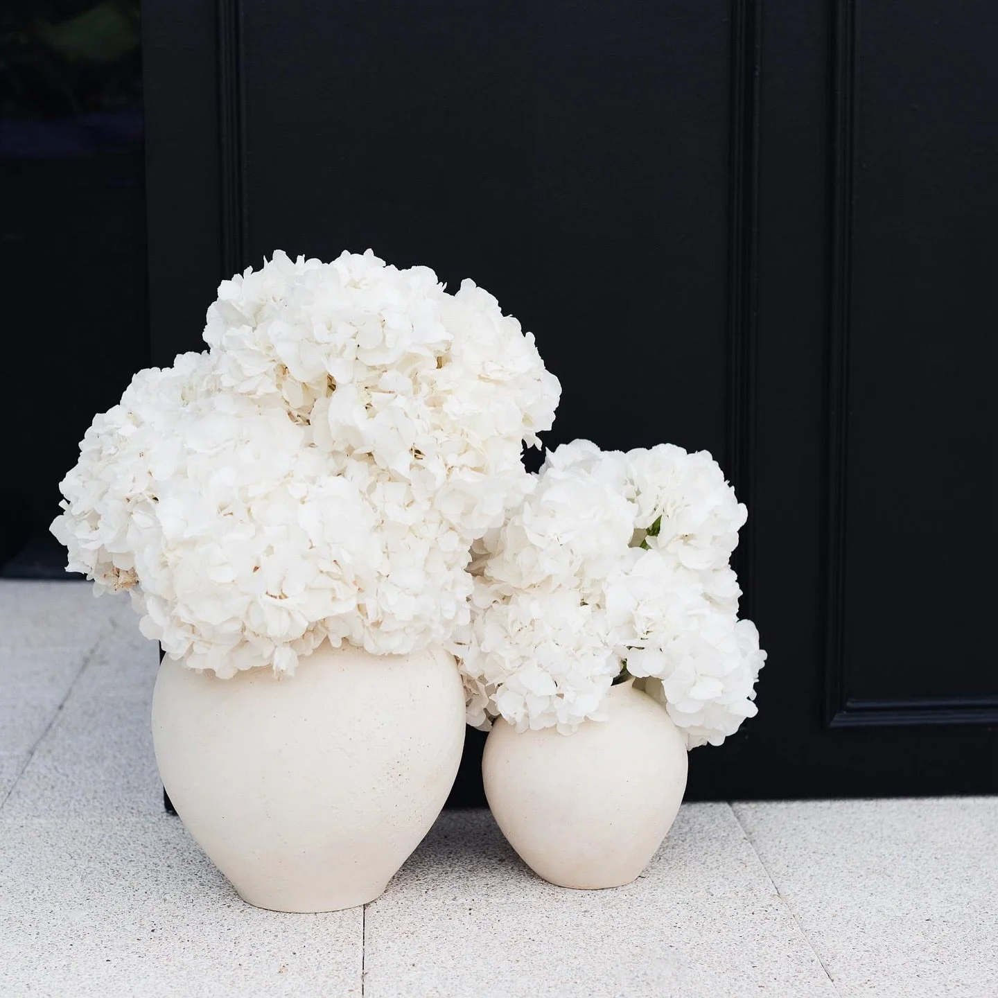 Black and white is never out of fashion! Elegant and timeless decoration to @will_f_fagan and @jonathan_louis_new &lsquo;s wedding at @quintadaconceicao 

@efigenio.studio 
@ohmariaflores 
@bcplanning_rentals 
@orbitstudio__ 
@quintadaconceicao 
@the