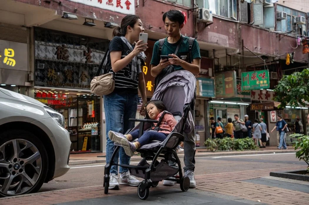 Hong Kong, Facing an Exodus, Offers Money for Babies