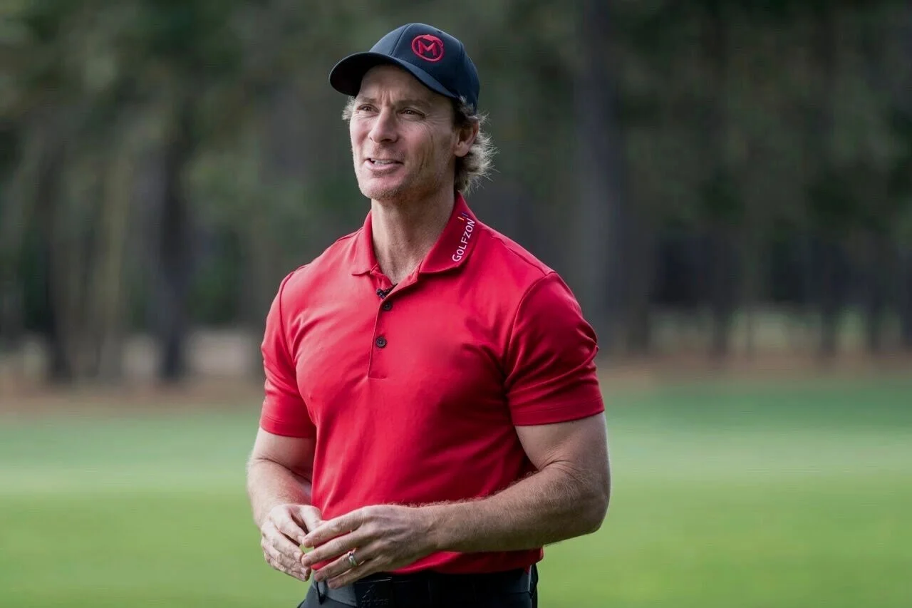 Jeff Ritter coaching golf during an Oregon retreat