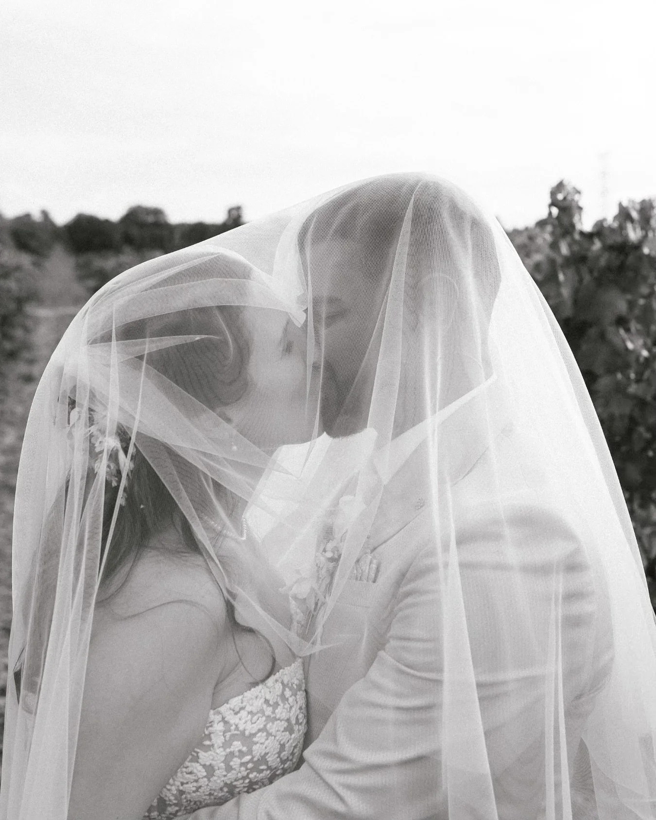 Hay instantes que parecen so&ntilde;ados solo para quedarse a vivir en la memoria.

Como este de la boda de Giada y Telmo 🤍

Wedding Planner: @natureelements_ecowp 
Espacio: @miradordelescaves @calblayweddings
Catering: @calblayevents 
Fotograf&iacu