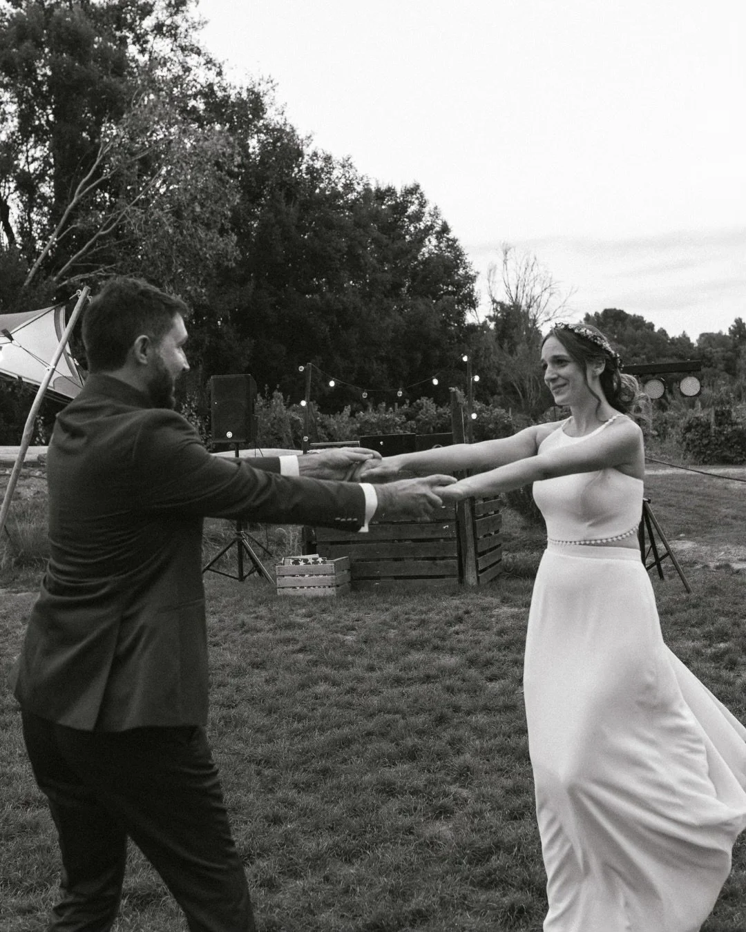 Laia y Aleix ten&iacute;an claro que su baile nupcial no era solo &ldquo;un baile&rdquo;.
Era ese momento suyo, &iacute;ntimo, donde por fin pod&iacute;an respirar juntos en mitad de un d&iacute;a lleno de emociones.

Las primeras dos fotos muestran 