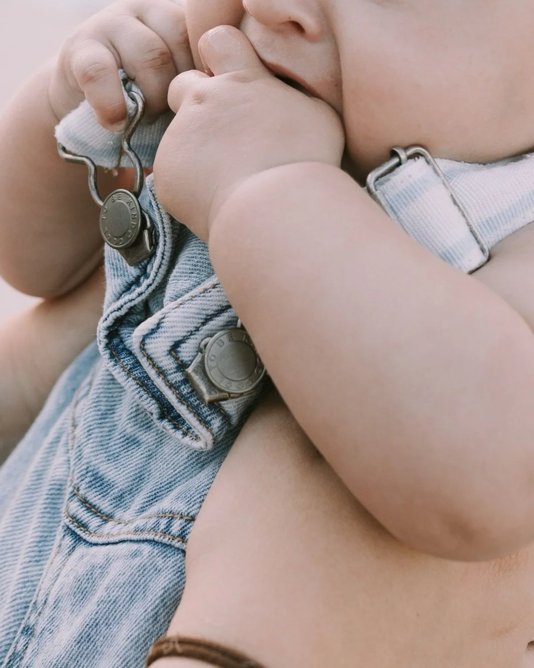 No hace falta que pase nada especial para querer recordarlo.

Ya hace casi 2 a&ntilde;os desde que Alba me contact&oacute; para capturar estos momentos con su peque y no puedo evitar pensar en lo r&aacute;pido que cambia todo.
Las manos peque&ntilde;