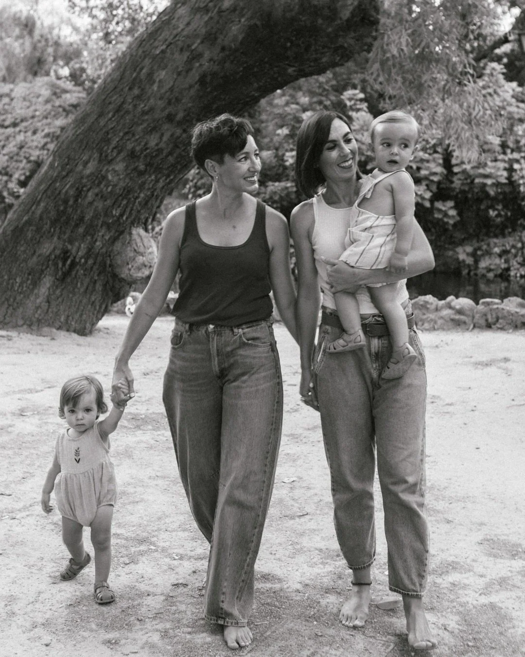 Hay muchas formas de construir una familia.

Y todas merecen ser contadas desde dentro, sin filtros, sin tener que encajar en nada.

En mis sesiones no busco representar un modelo concreto, ni repetir lo que &ldquo;se espera&rdquo; ver. Me interesa a