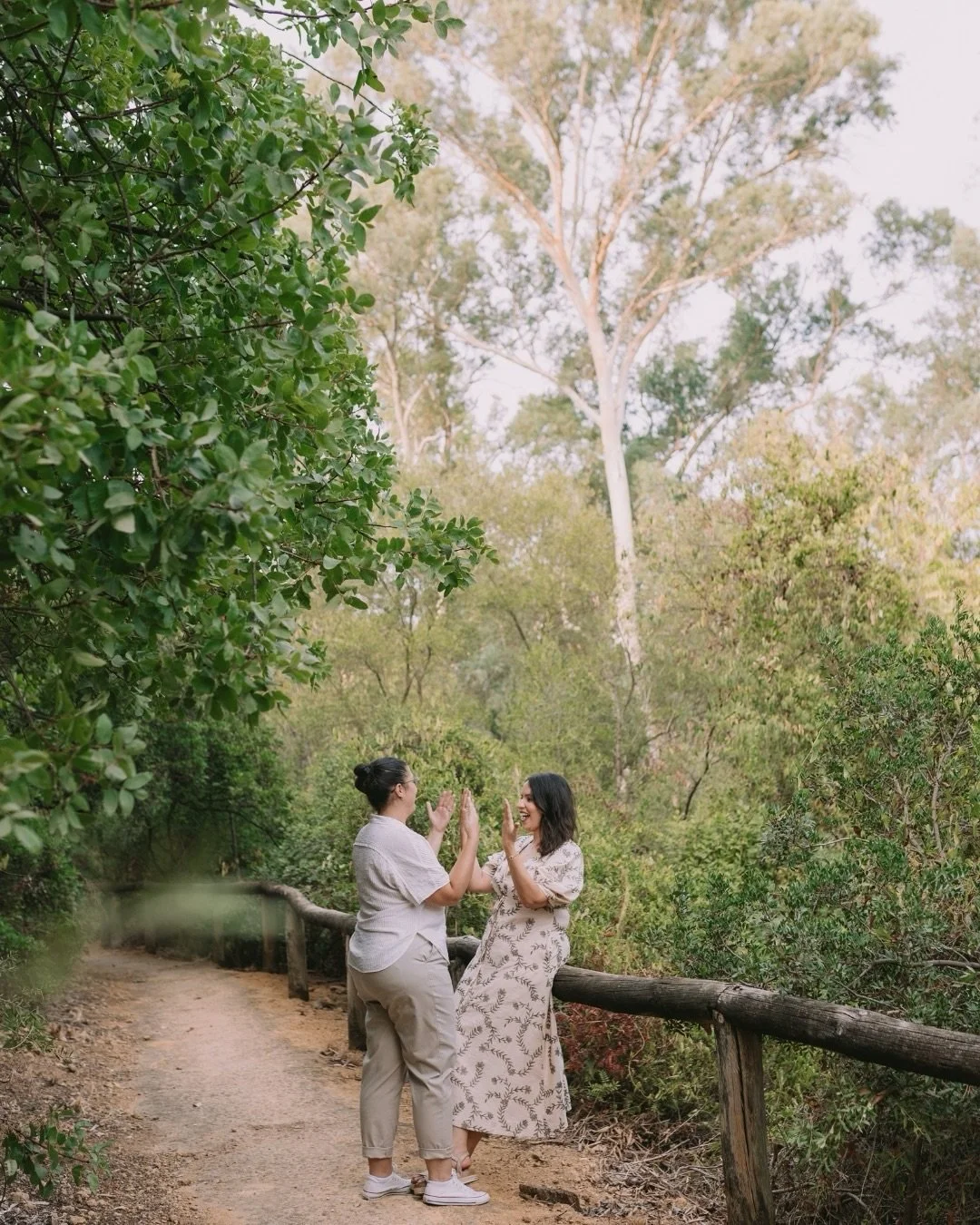 Hay algo en ciertos momentos que no se puede explicar del todo.

La forma en la que os mir&aacute;is cuando pens&aacute;is que nadie est&aacute; mirando, c&oacute;mo os acerc&aacute;is sin daros cuenta, c&oacute;mo cambia todo cuando os olvid&aacute;