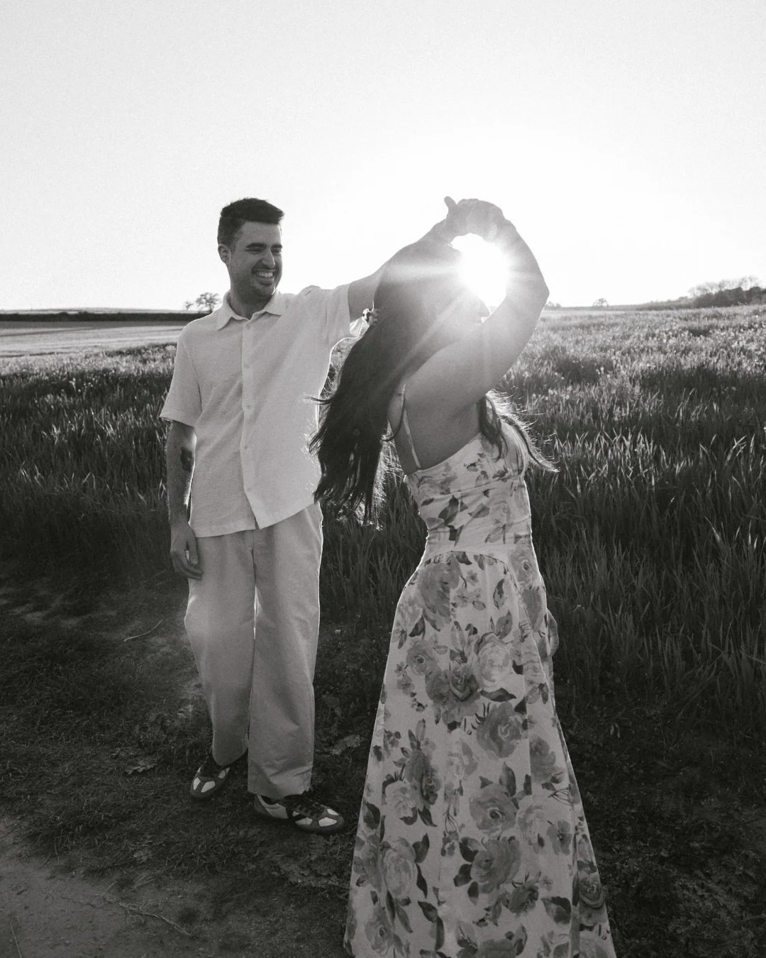 Hay una diferencia entre hacerse fotos y reconocerse en ellas.

No tiene que ver con hacerlo bien. Ni con salir &ldquo;favorecidxs&rdquo;.
Tiene que ver con bajar el ritmo, con dejar de pensar en la c&aacute;mara y empezar a estar de verdad.

Con mir