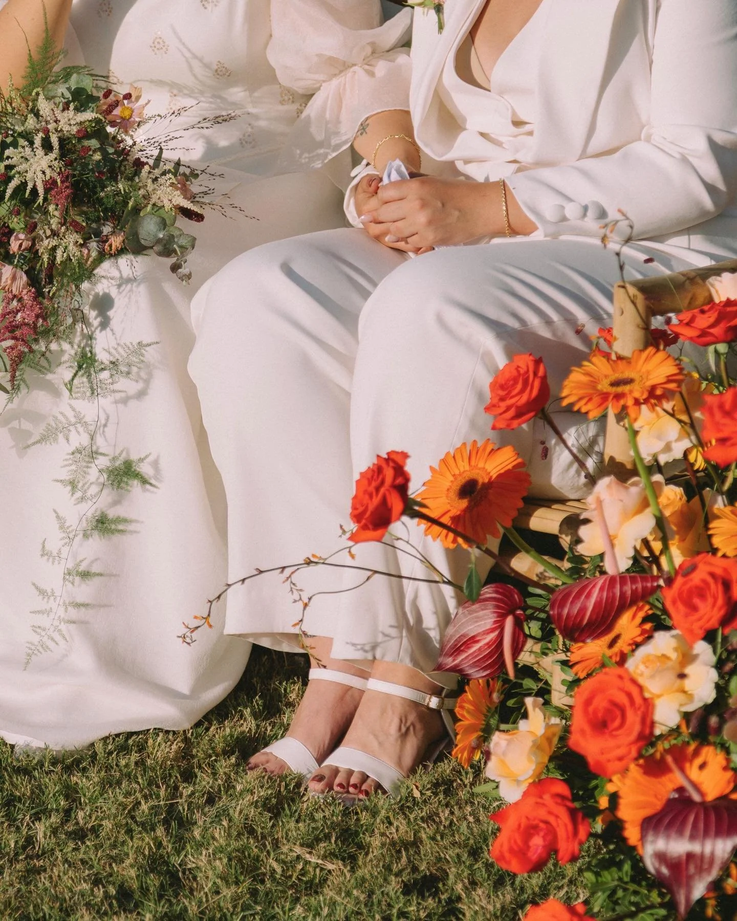 La boda de Paola y Blanca en Sevilla fue puro color.
En las flores, en los detalles, en el ambiente,
y tambi&eacute;n en c&oacute;mo lo vivieron ellas.

Sin contenerse.
Sin intentar hacerlo de otra manera.

Sevilla en mayo, el calor, la gente cerca
y
