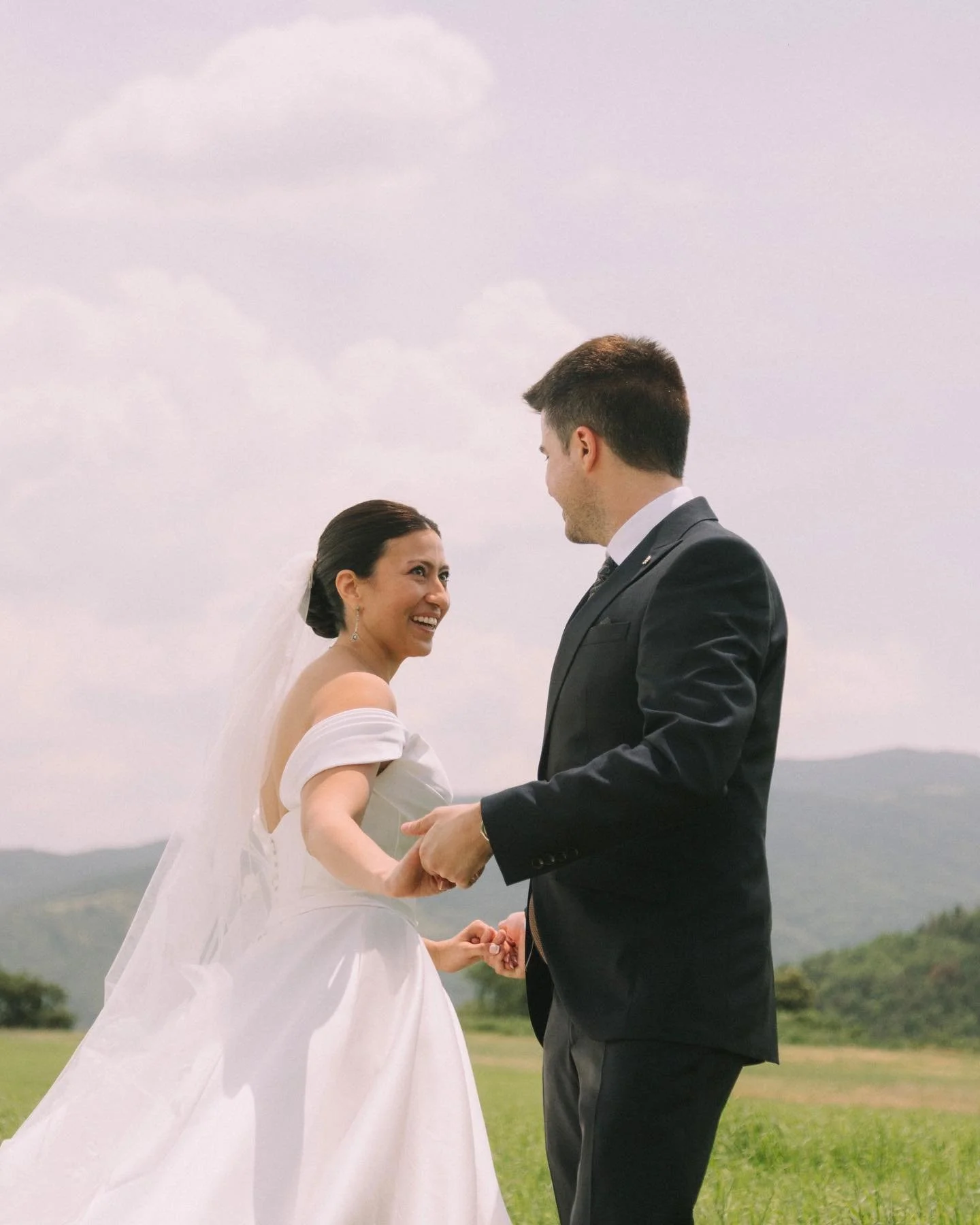 La boda de Natalia y Gerald fue de las que suceden sin ruido.

Todo en su sitio,
sin forzar nada,
dejando espacio a lo importante.

Ellos, su gente m&aacute;s querida
y un d&iacute;a que fue exactamente como ten&iacute;a que ser.

Estas fotos son sol