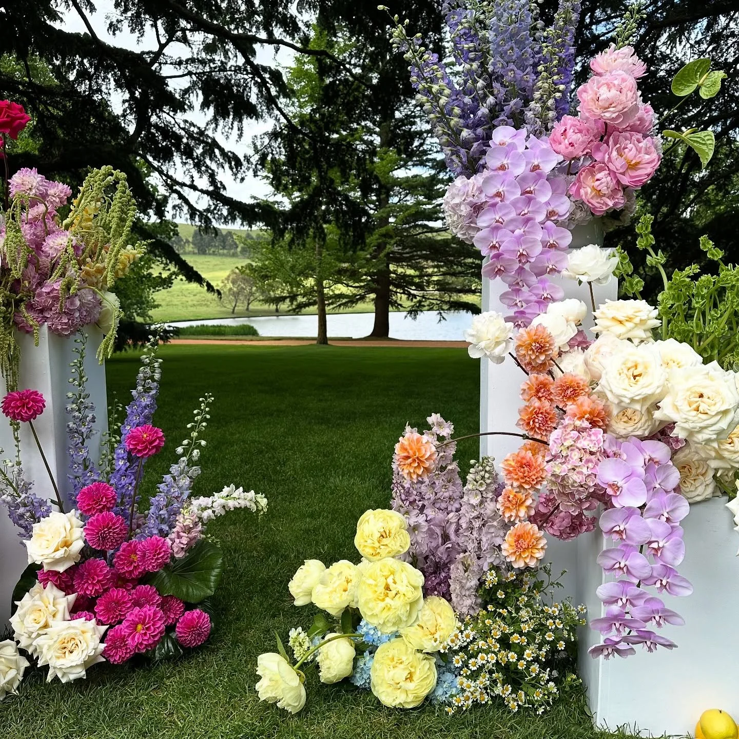At one of my favourite venues by the lake 🌿 @bendooleyestate 
You can feel Spring&hellip; Longer days, brighter palettes &amp; all of the celebrations! I love designing for this season! 
If you&rsquo;re dreaming of a 2026 wedding, now is the perfect