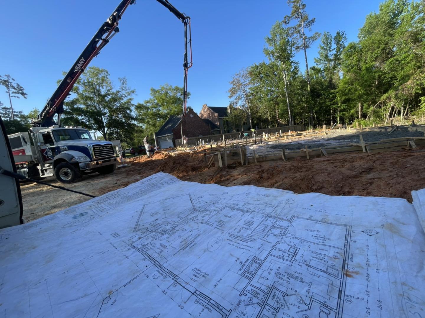 Busy morning for Eagle Eye in Mandeville, 150 yards doing down for our latest project! 🏠

#eagleeyehomes #MandevilleMagic #luxuryhomes #luxurylifestyle #northshorela
