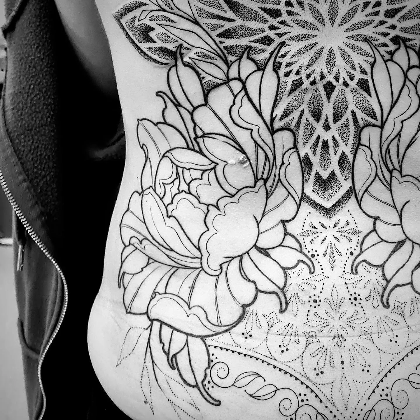 Work in progress on Autumn-Hayley 

#backpiecetattoo 
#flowertattoos 
#dorworktattoo 
#canungra 
#wildewoodtattoostudio 
#annadaytattoo