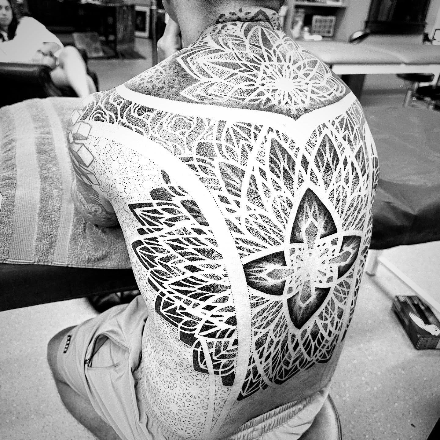 Some progress recently on Josh's backpiece. 
2 days in a row!
Thanks for visiting again Josh.
See you after Christmas

#dotworktattooartist 
#mandalatattoo 
#wildewoodtattoostudio 
#annadaytattoo 
#patternworktattoo 
#geometrictattoos