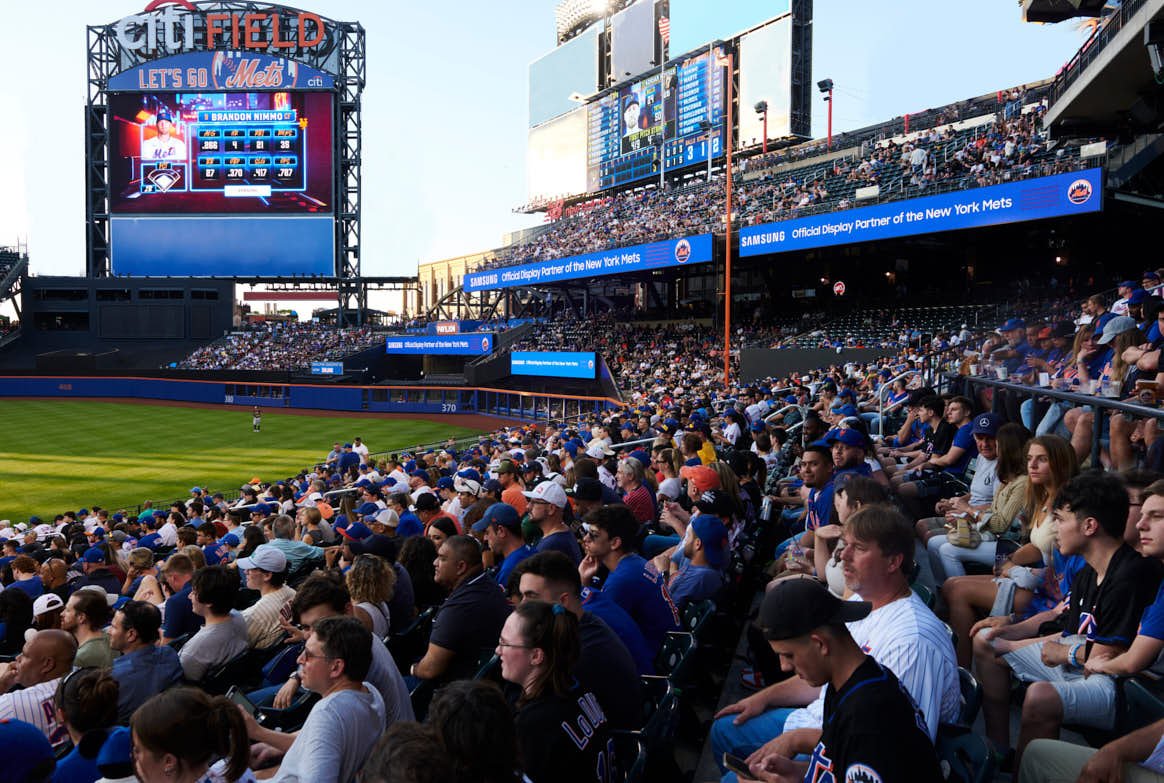 Professional event photo of the crowd at citified 