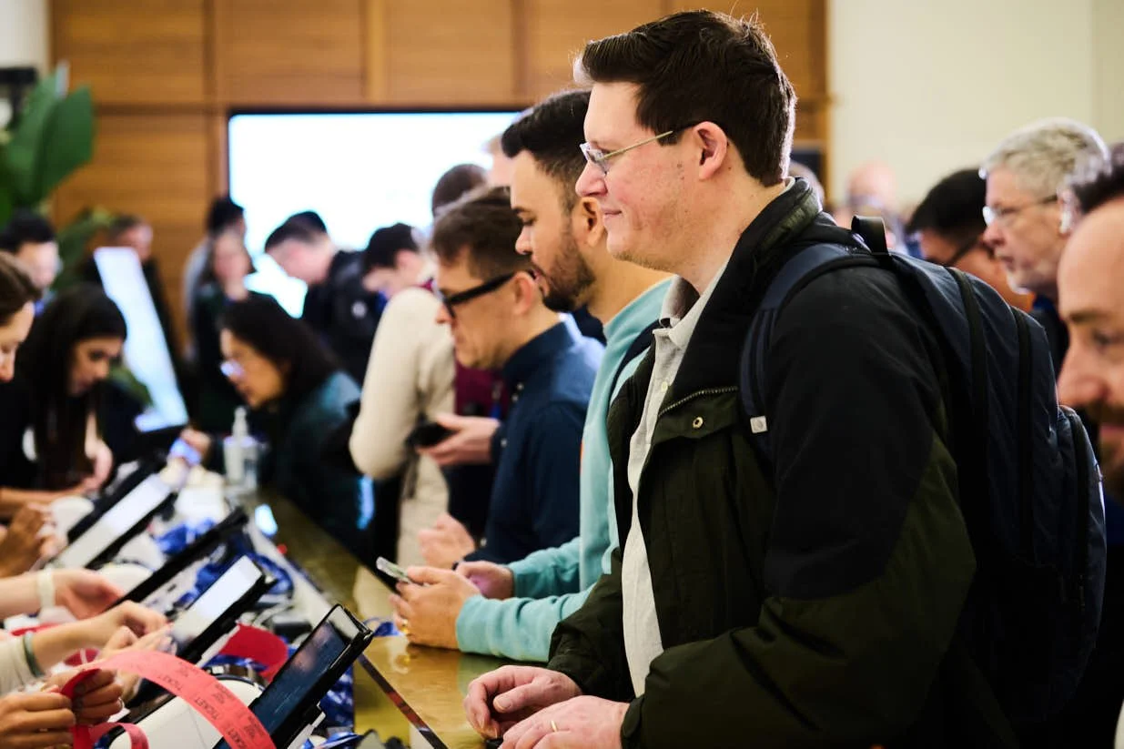 An attendee checking in at deeplearning.ai conference