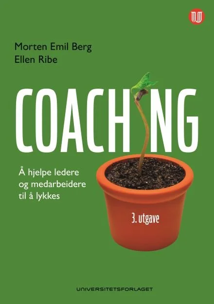 Bokomslag for 'Coaching' av Morten Emil Berg og Ellen Ribe, med en plante som vokser i en blomsterpotte på en grønn bakgrunn.