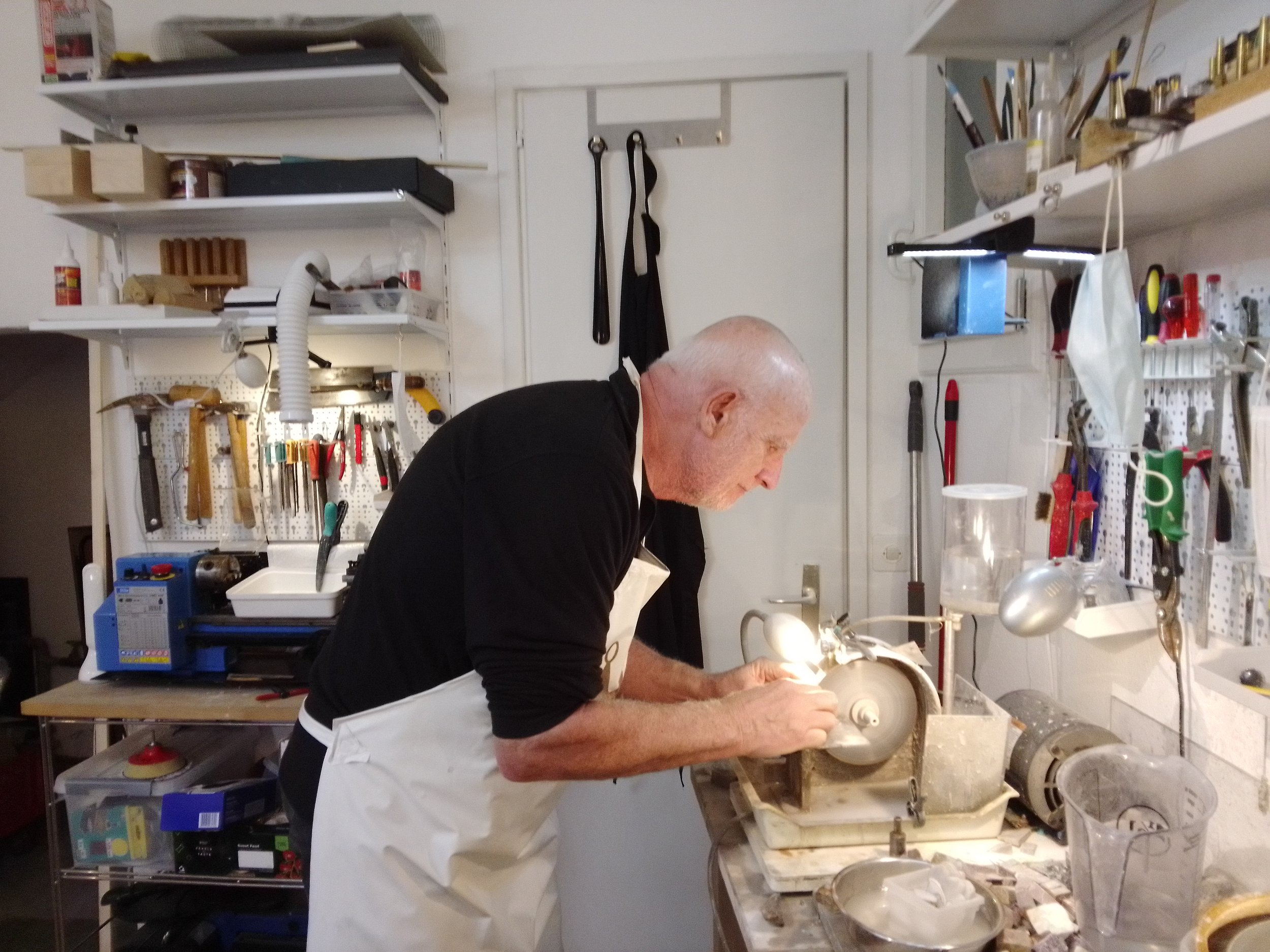 Walter Karl Stahel al lavoro nel suo laboratorio per la lavorazione delle pietre.