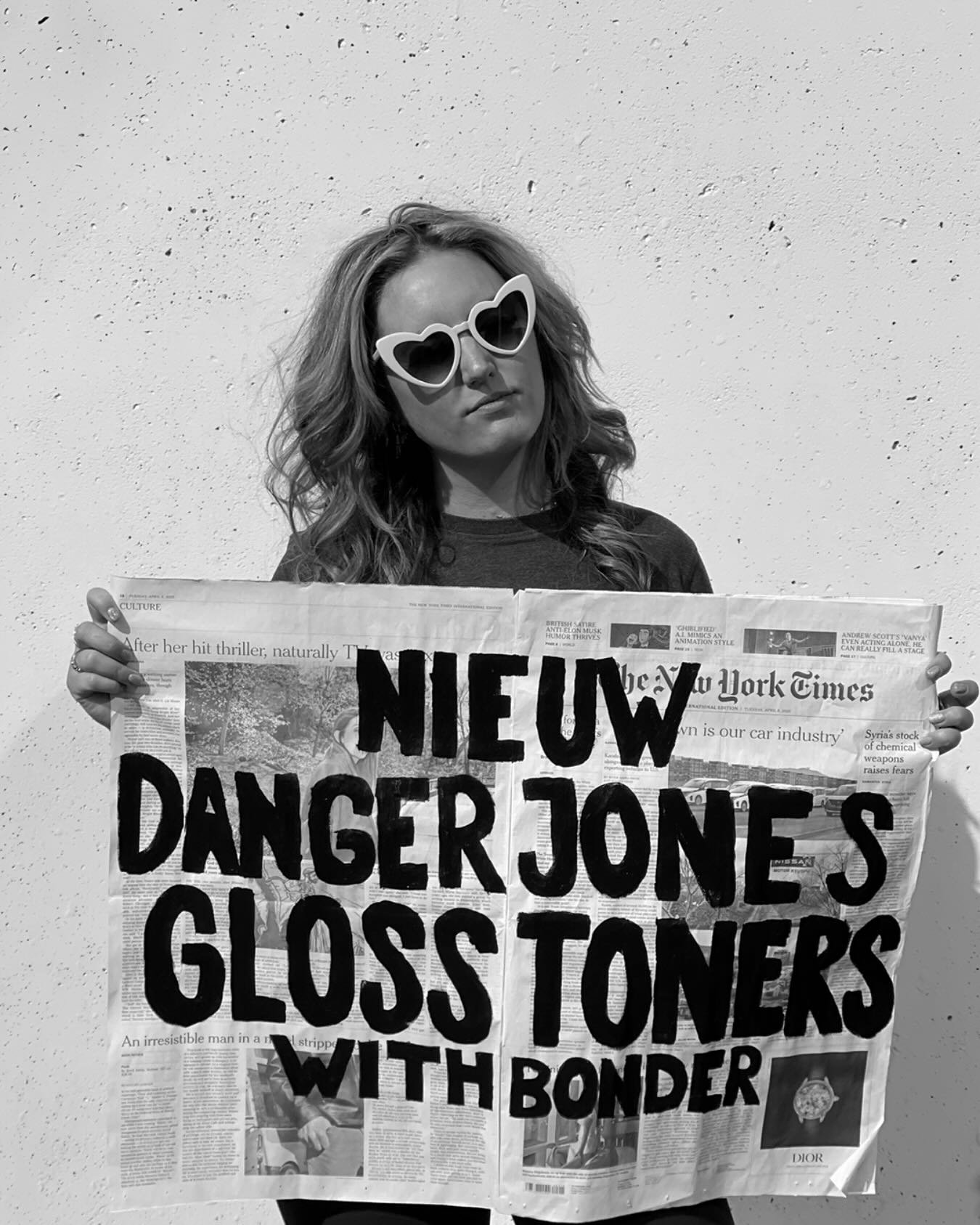 BREAKING NEWS 📰📰📰

DANGER JONES GLOSS TONER MET BONDER