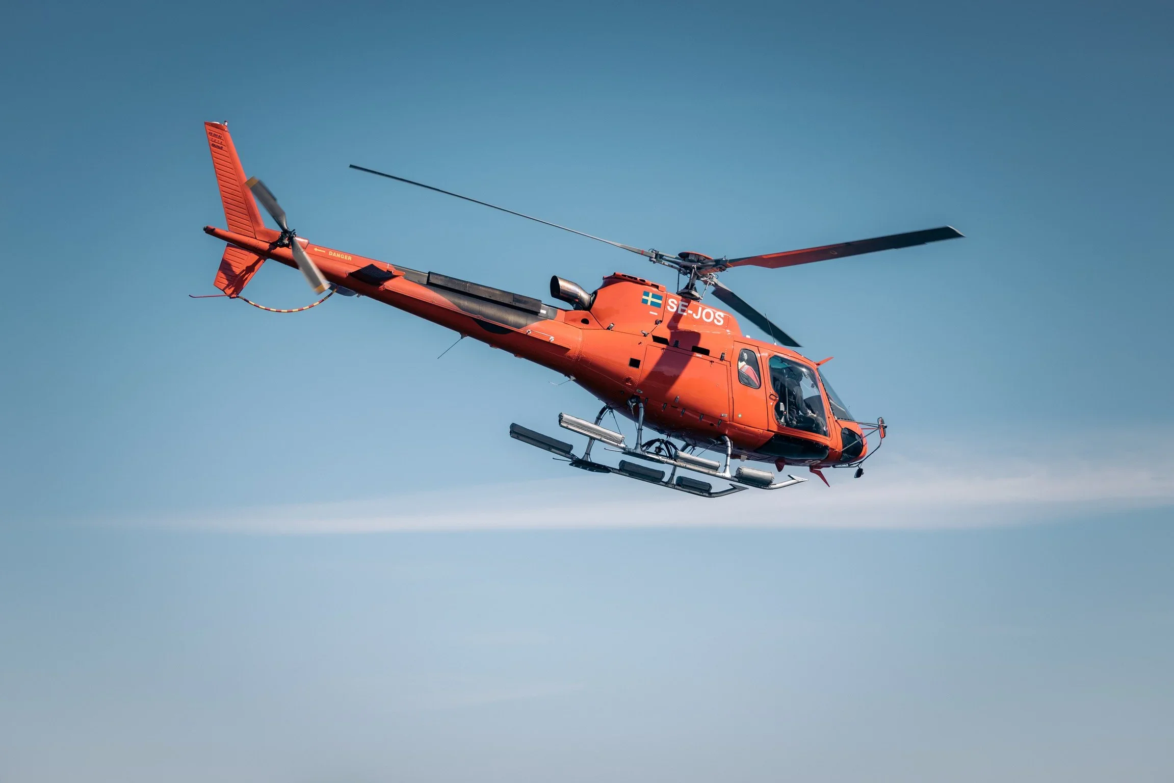 Vad är bruksflyg – och vad används helikoptrar till i Sverige?
