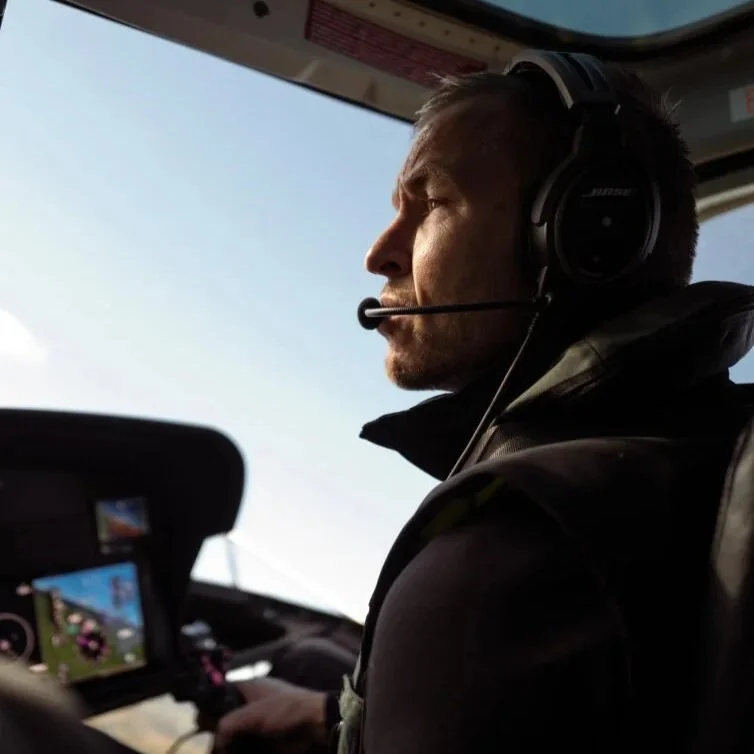 Hur blir man helikopterpilot i Sverige? Utbildning, krav och kostnad