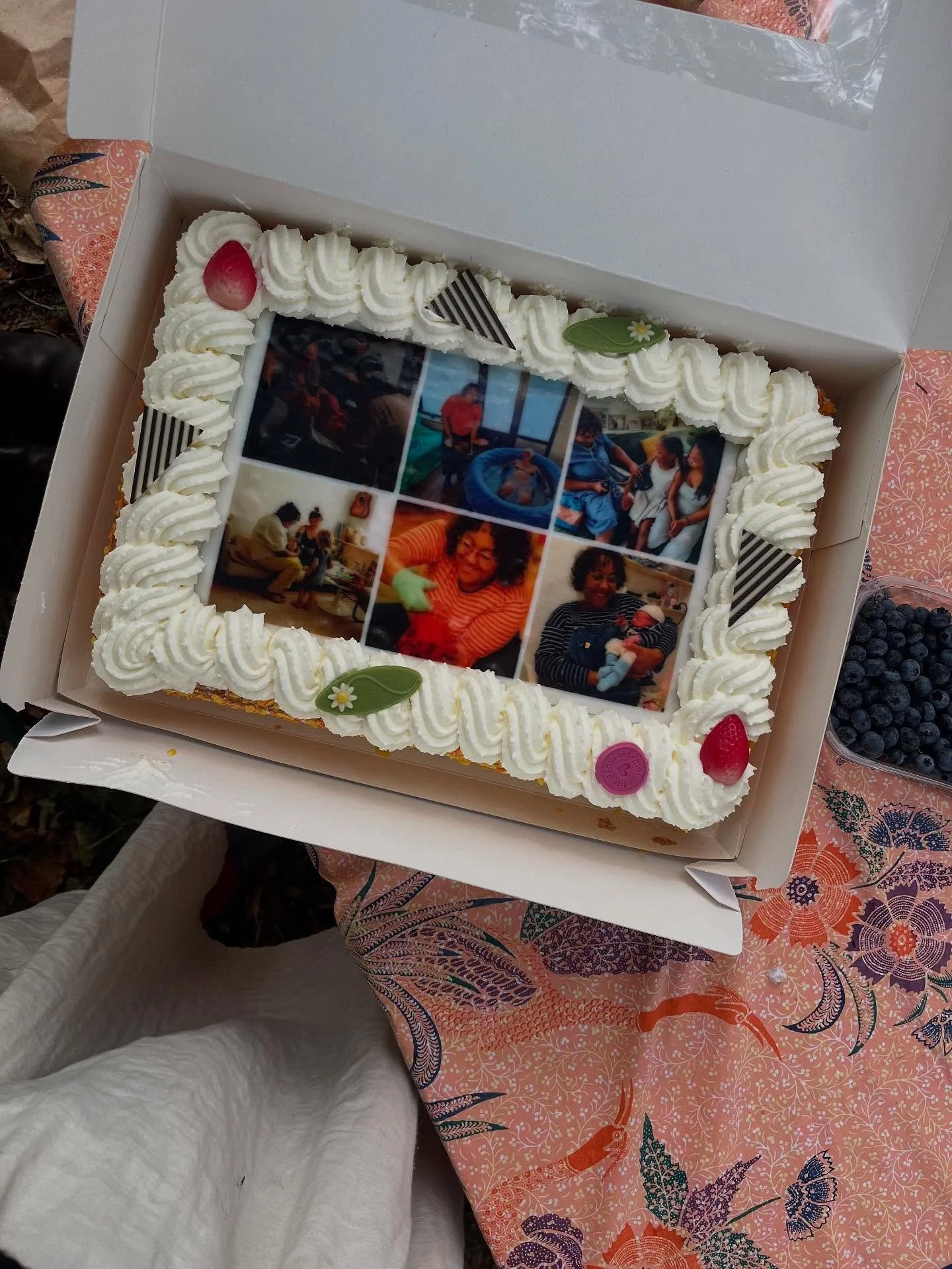 zo genoten van de picknick gisteren 💗 dank aan iedereen die langs is gekomen. het was zo fijn om jullie te zien en herinneringen op te halen. ik voel me heel dankbaar voor zo&rsquo;n lieve groep mensen en alle ervaringen die we hebben mogen delen. v