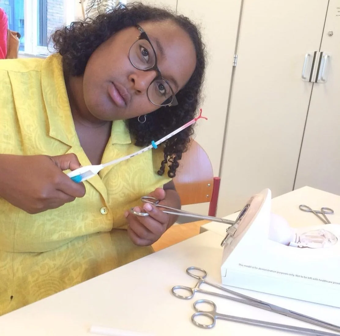 haha ik kon het toch niet laten. in 2016 was ik net begonnen aan de verloskunde academie in amsterdam. na 2 jaar in rotterdam en een kleine omzwerving als doula was ik weer vroedvrouw in wording 💫

1: leren een spiraal te plaatsen
2: een praktijkles