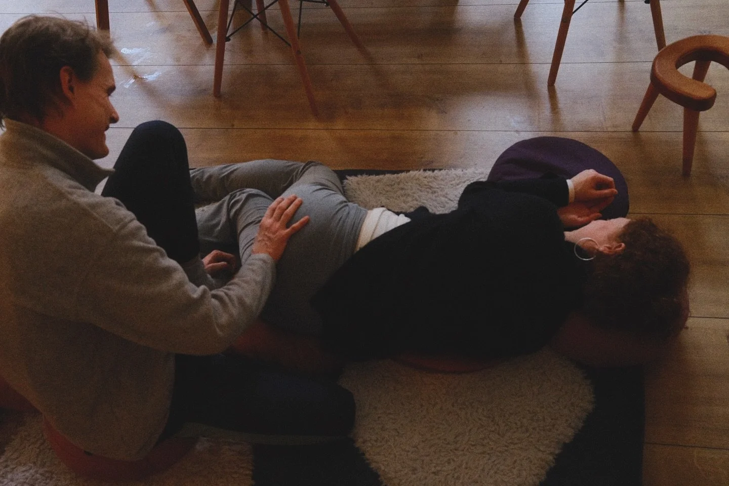 De Jiggle - Hier oefenen Gijs en Eline de jiggle, een oefening vanuit @spinningbabies waar ik groot fan van ben. Hij brengt ontspanning en balans in het bekken en de weefsels, maar activeert ook het parasympatisch zenuwstelsel. Iedereen smelt van de 