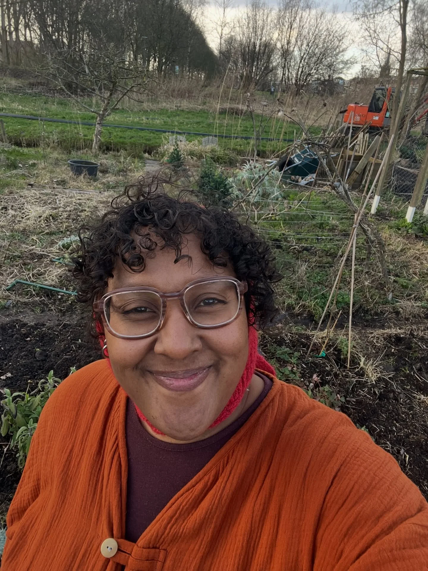 blije moestuin vroedvrouw hier als er op zo&rsquo;n druilerige dag aan het einde van het spreekuur ineens de zon doorbreekt, en er gewoon nog een paar uurtjes licht zijn om lekker te werken in de tuin 🌞