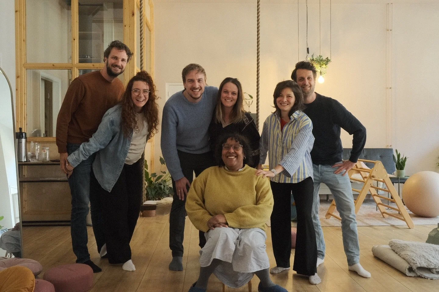 gisteren weer zo&rsquo;n leuke groep geboortevoorbereiding gegeven 🌸 een van de papa&rsquo;s stelde een groepsfoto voor, wat een gezelligheid!

zoek je een informatieve, maar ook gezellige en praktische cursus? op 30 mei is er weer een groep in rott