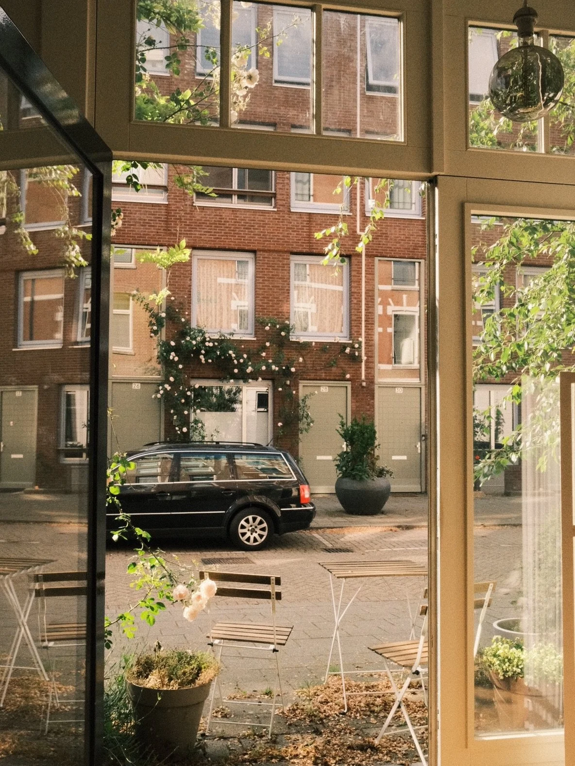 gisteren een fijne dag geboortevoorbereiding gegeven bij @verloskundigenaandemaas.nl, wat een heerlijke ruimte op zo&rsquo;n zomerse dag. weer een groepje lieve aanstaande ouders die zich na de dag ontspannen, verbonden en zelfverzekerd voelde 💗 vol