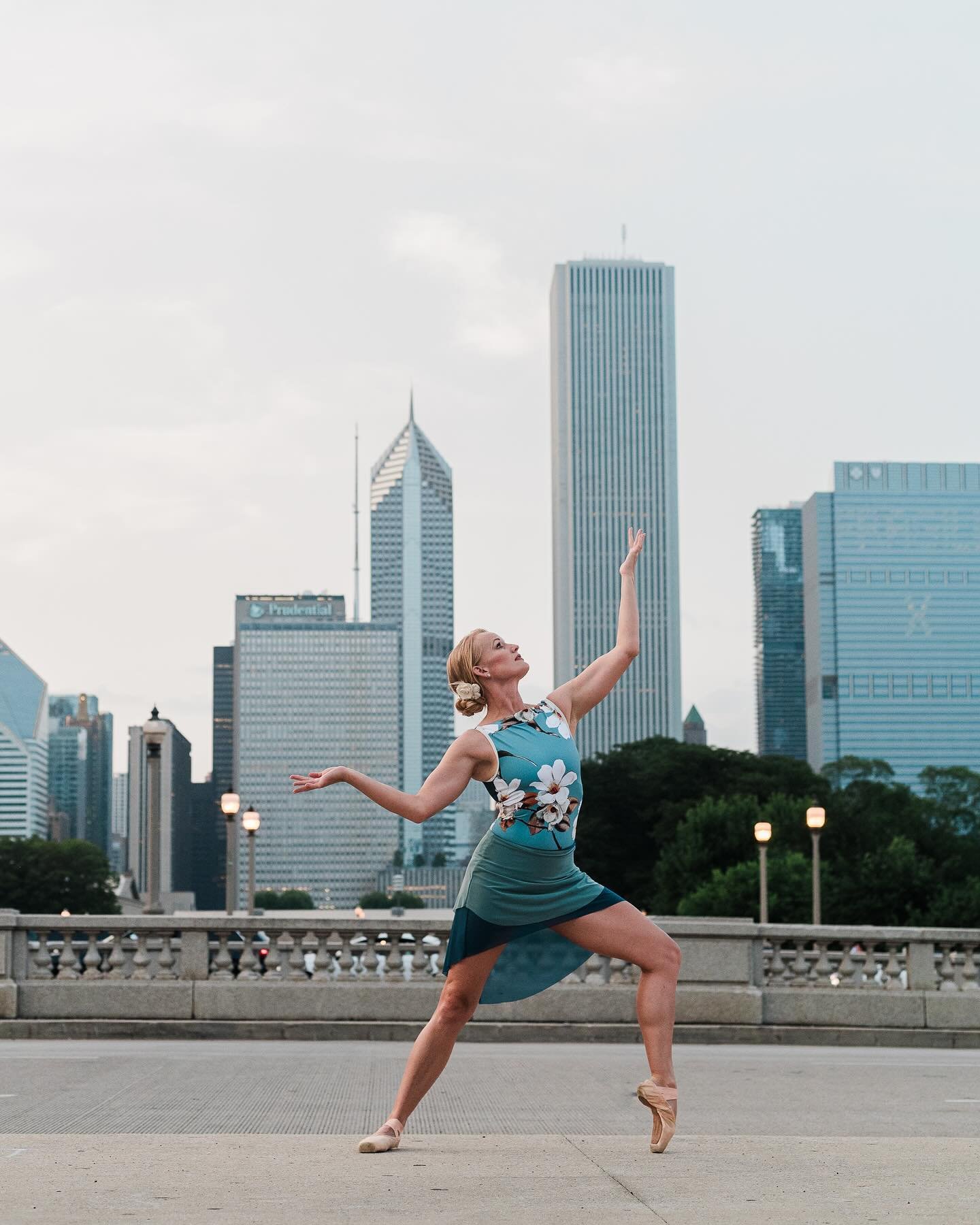 Hey Chicago, wanna work together?!

I&rsquo;ve got 2 slots available May 28-30th!

No travel fees. On location or in a studio. 

Send me a DM if you&rsquo;d like to claim your spot and discuss your vision!✨

#chicagodancers #chicagodancecommunity #se