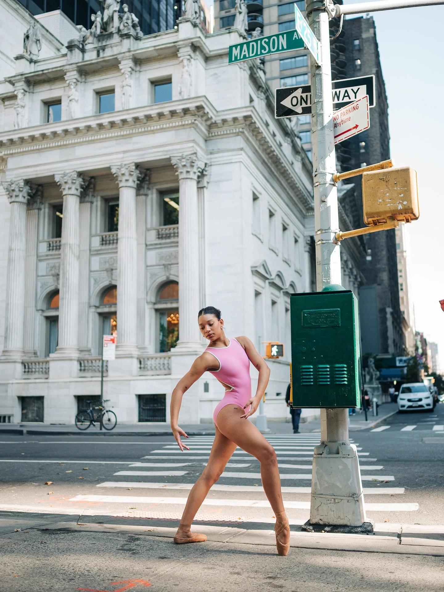 On location with @maddiemudahy at Madison Square Park and 23rd St. 

It was such a joy to work with Maddie during our visit to NYC last fall. Dreaming of slightly cooler days🍂

#nycdancer #nycdancers #dancephotographer #dancephotography