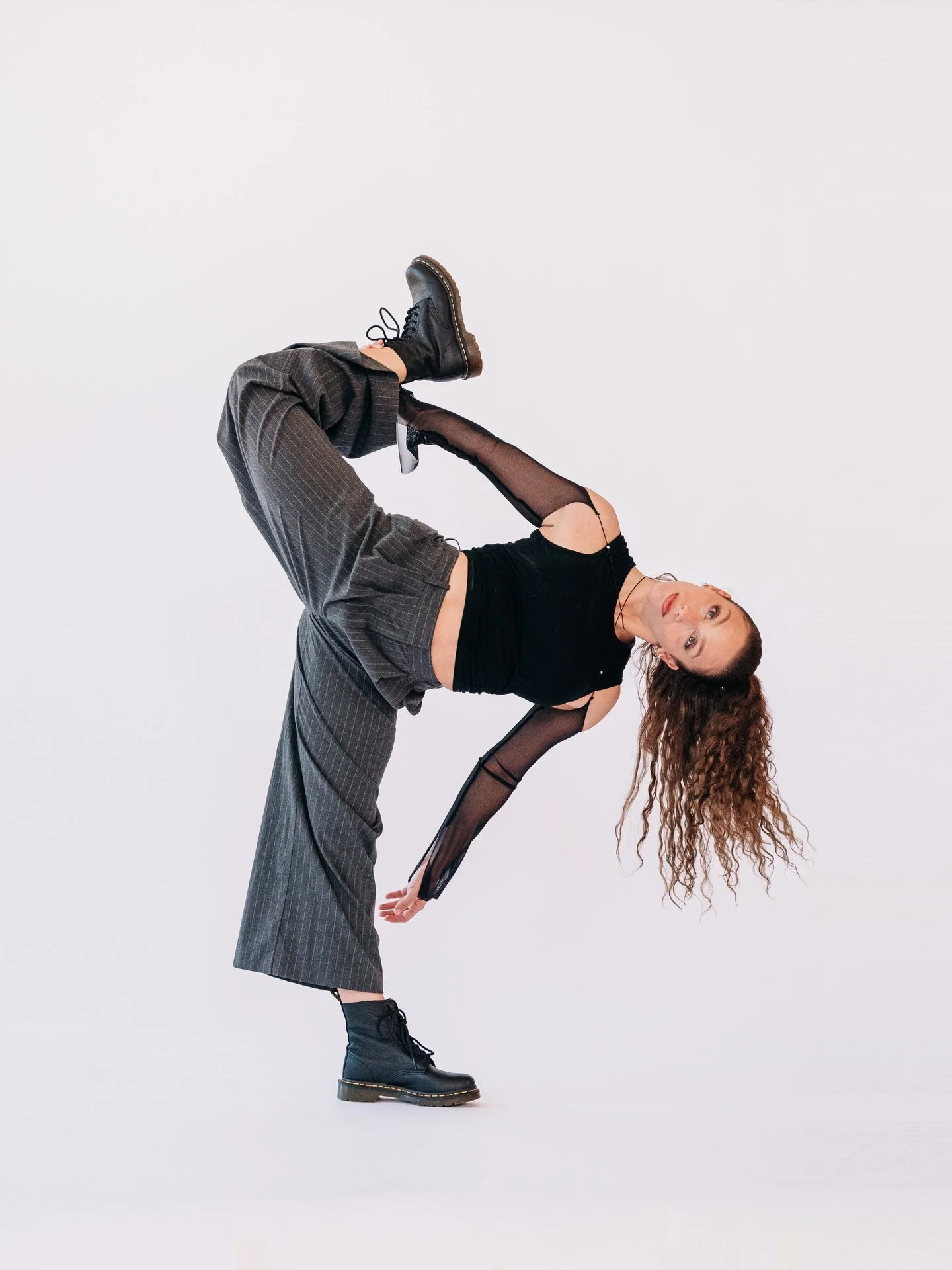 A series of the incredible @melmiller._ 🪩🖤

Absolutely loved this session with Mel. She wanted an indoor, studio environment vibe in combination with some solid backdrop shots. These white backdrop shots were all captured in the last 10 minutes of 