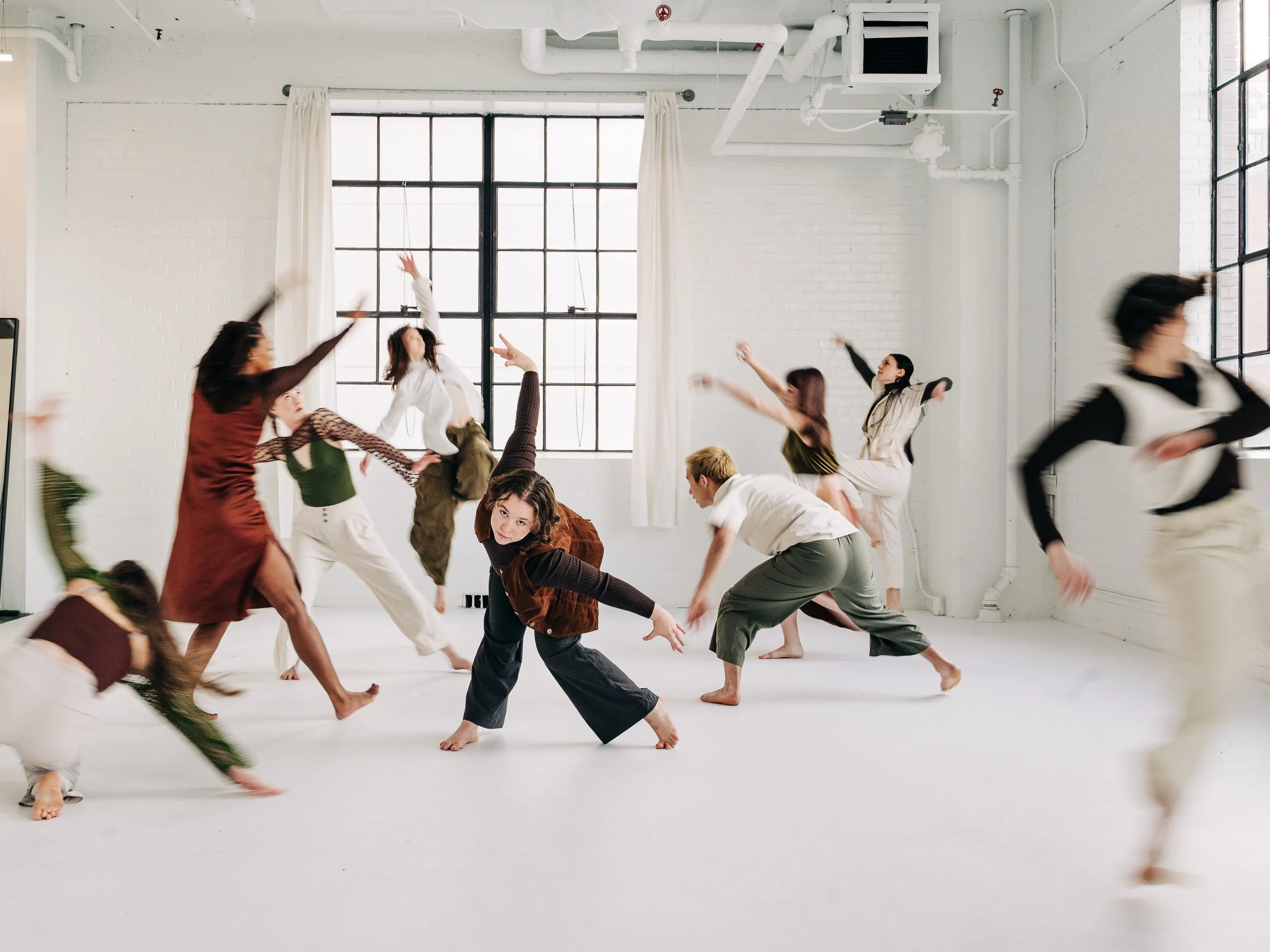 Moments from @resiliencedancecompanystl  and @hotcrowd&rsquo;s split bill promo shoot✨

Catch the St. Louis show this weekend 4/24 and 4/25

There will be a Chicago show in May as well!

Merde this weekend, dancers!💋