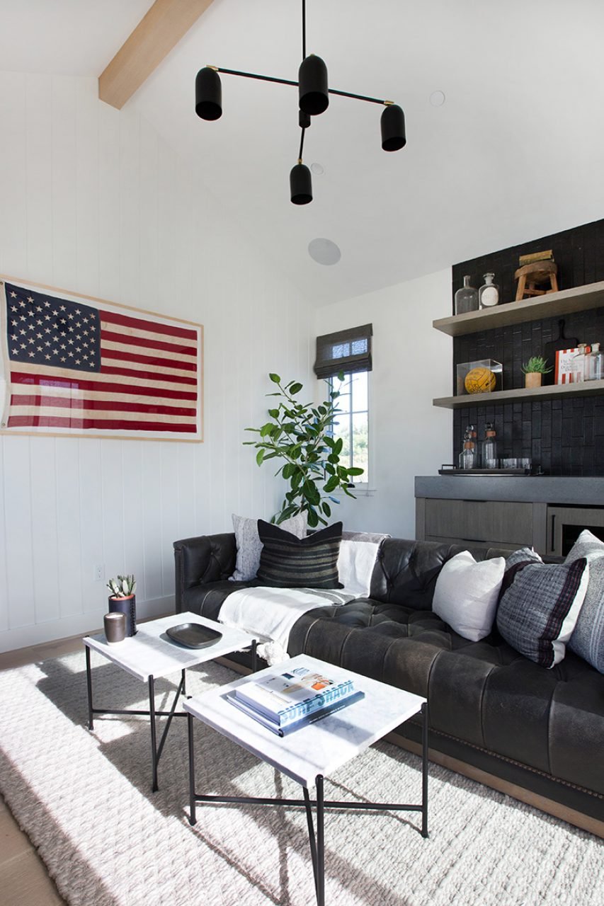 THE REFINED INTERIOR OF THE HOME MIRRORS THE SIMPLE, CLEAN WHITE OF THE EXTERIOR.