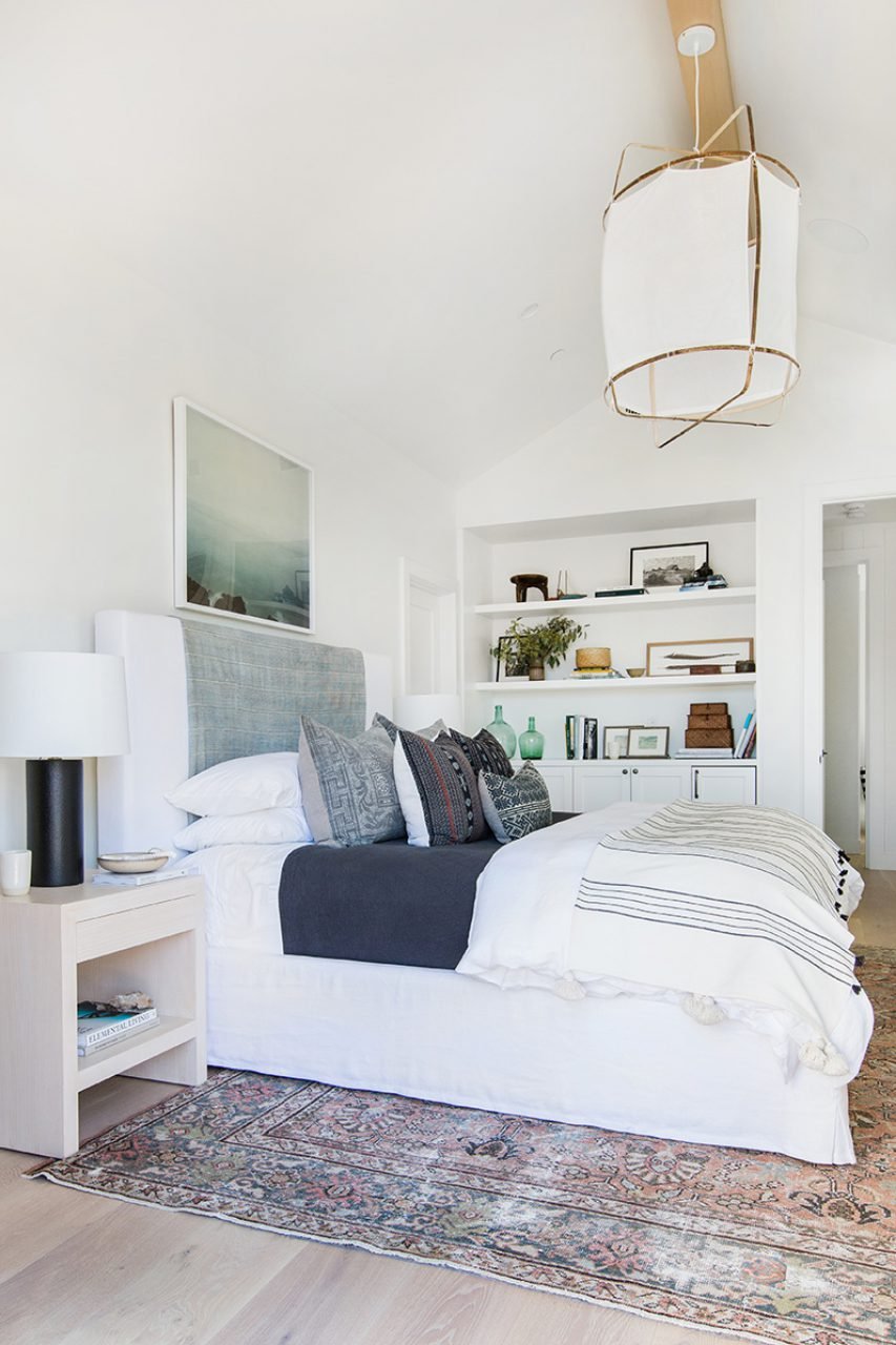 THE MASTER BEDROOM HAS HIGH, VAULTED CEILINGS, ACCENTUATING THE LIGHT AND SPACE OF THE DESIGN.