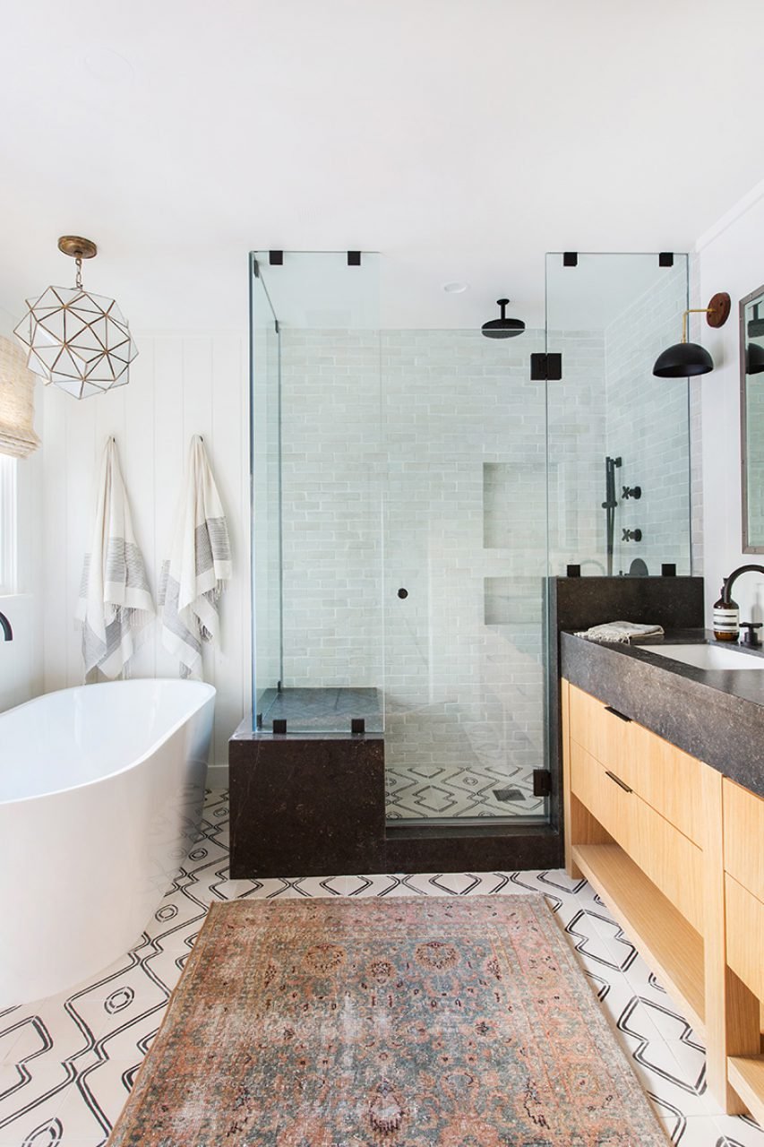 THE MASTER BATHROOM COMBINES CLEAN LINES WITH BRILLIANT DESIGN FLOURISHES.