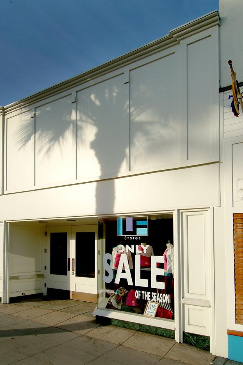 WE WORKED WITH LA JOLLA ARCHITECT JAMES ALCORN TO CRAFT A STUNNING NEW EXTERIOR AND INTERIOR FOR THIS HIGH-END BOUTIQUE.
